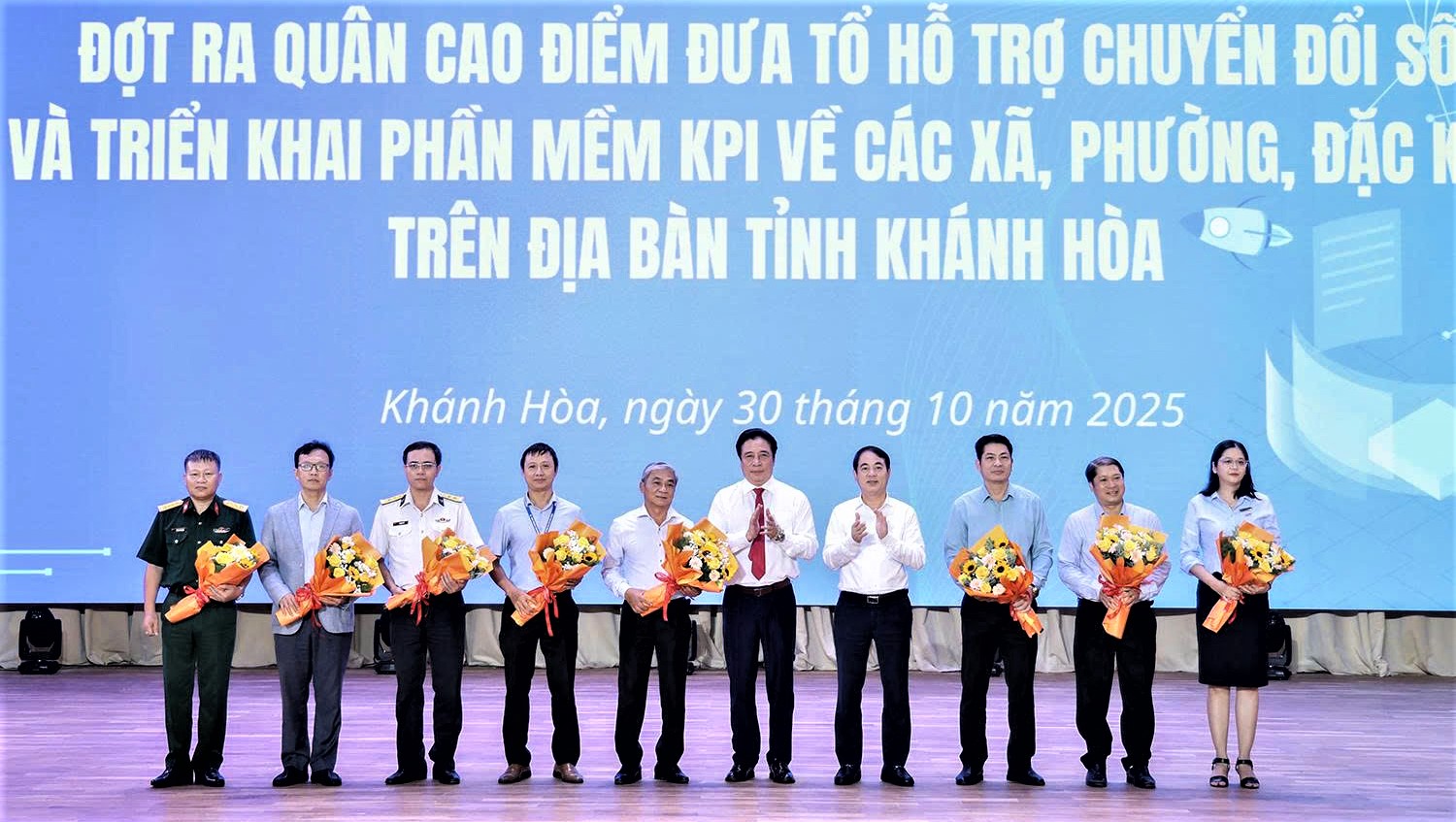 Khánh Hòa phát động ra quân cao điểm đưa tổ hỗ trợ chuyển đổi số về cơ sở- Ảnh 2.