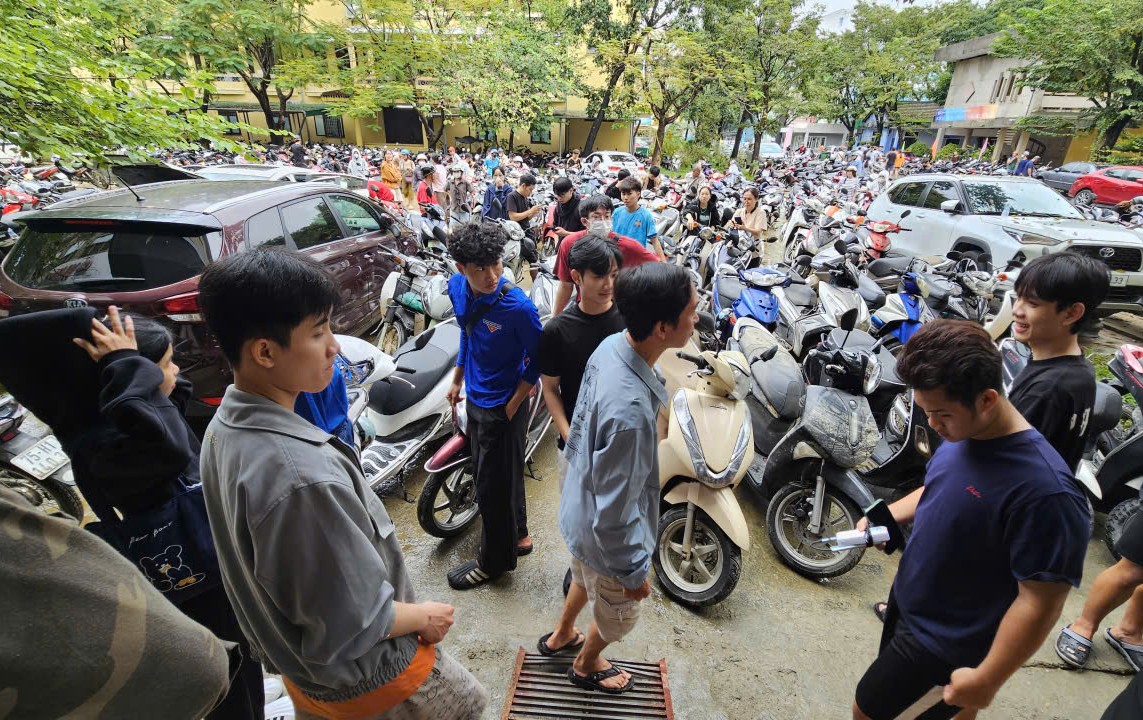 Huế: Hàng nghìn xe máy xếp hàng chờ "giải cứu” miễn phí- Ảnh 1. Huế: Hàng nghìn xe máy xếp hàng chờ "giải cứu” miễn phí- Ảnh 1.