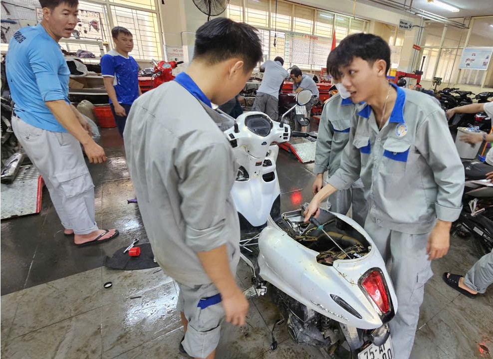 Huế: Hàng nghìn xe máy xếp hàng chờ "giải cứu” miễn phí- Ảnh 9. Huế: Hàng nghìn xe máy xếp hàng chờ "giải cứu” miễn phí- Ảnh 9.