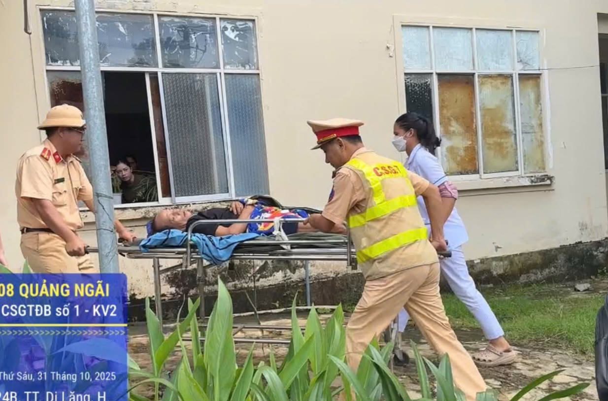 CSGT Quảng Ngãi dùng xe đặc chủng chở người bị tai biến vượt đường sạt lở đi cấp cứu- Ảnh 1. CSGT Quảng Ngãi dùng xe đặc chủng chở người bị tai biến vượt đường sạt lở đi cấp cứu- Ảnh 1.