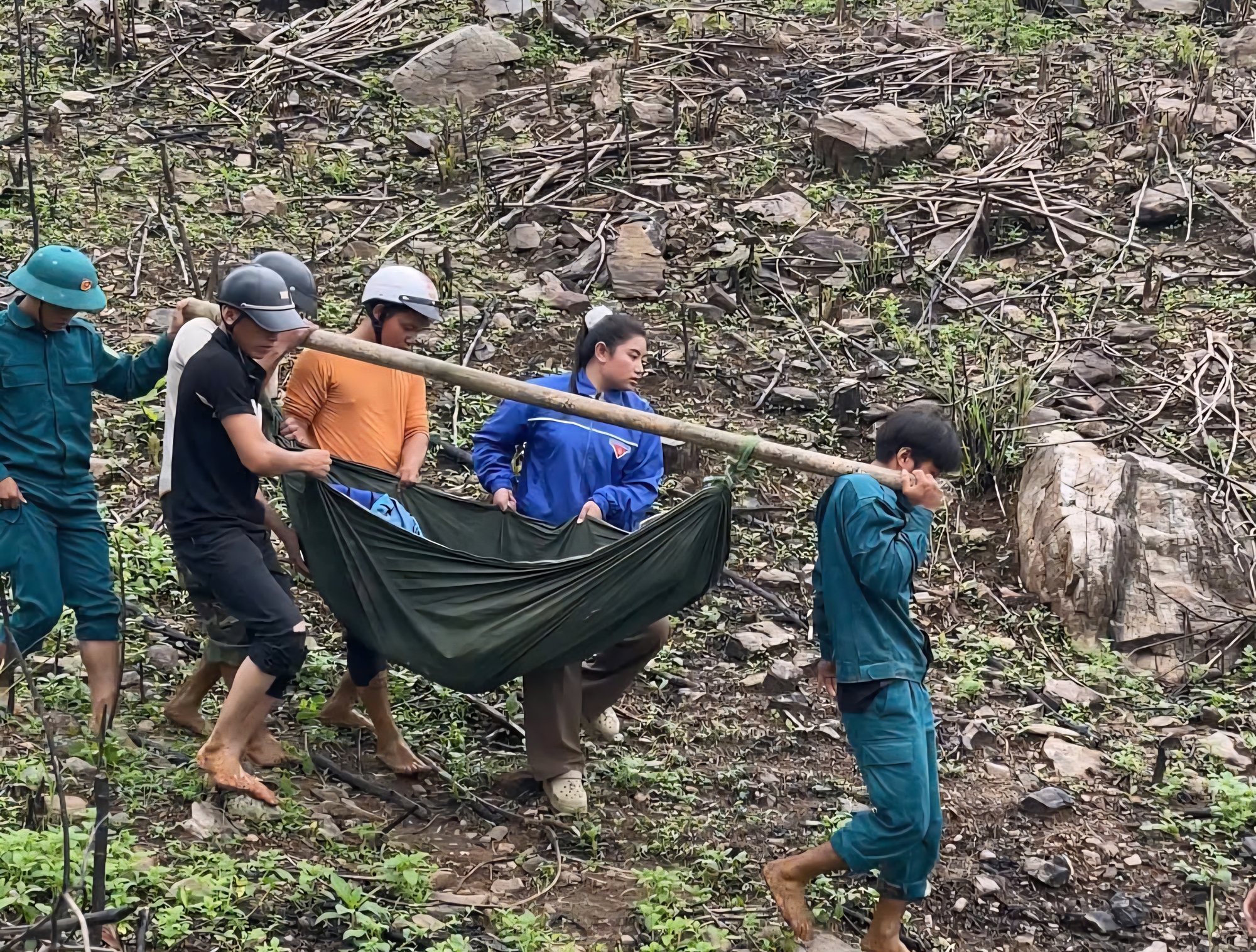 CSGT Quảng Ngãi dùng xe đặc chủng chở người bị tai biến vượt đường sạt lở đi cấp cứu- Ảnh 2. CSGT Quảng Ngãi dùng xe đặc chủng chở người bị tai biến vượt đường sạt lở đi cấp cứu- Ảnh 2.