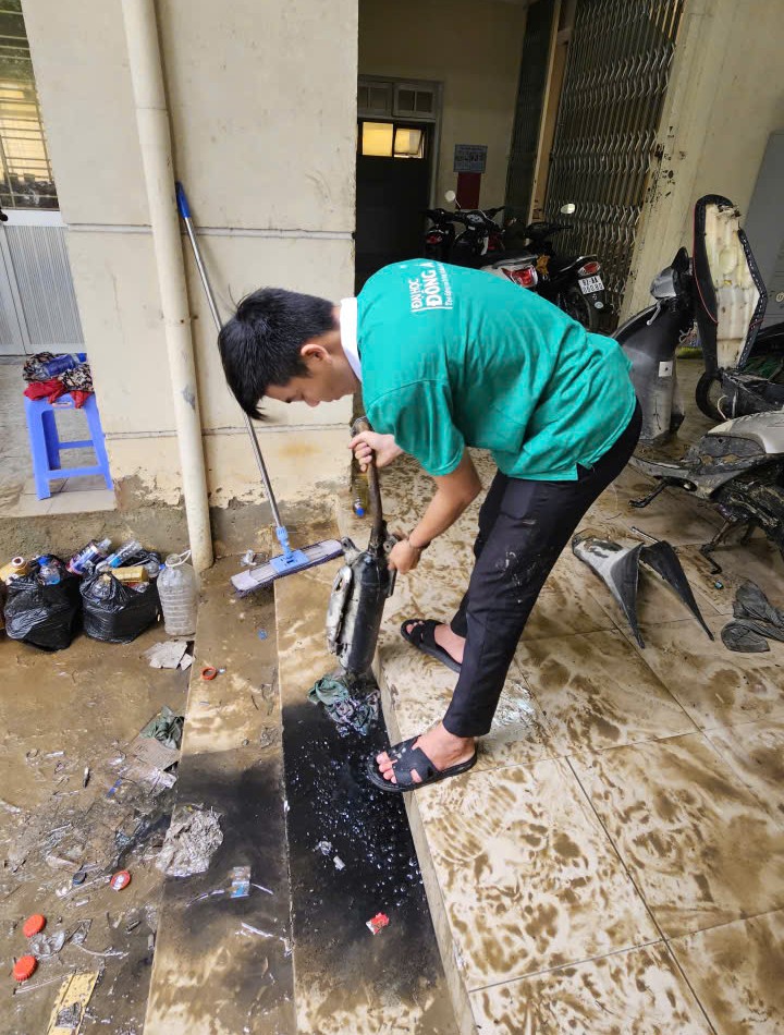 Huế: Hàng nghìn xe máy xếp hàng chờ "giải cứu” miễn phí- Ảnh 11. Huế: Hàng nghìn xe máy xếp hàng chờ "giải cứu” miễn phí- Ảnh 11.