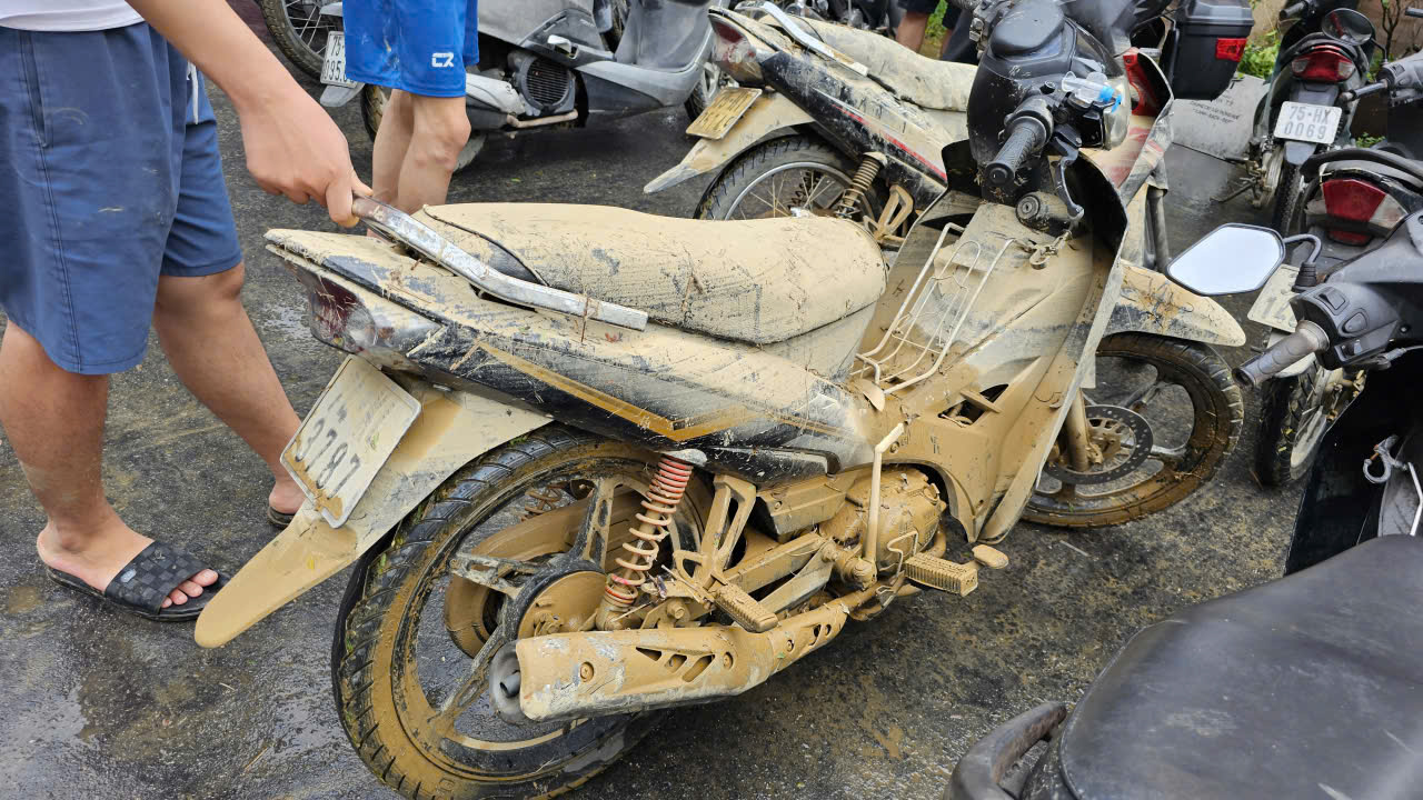 Huế: Hàng nghìn xe máy xếp hàng chờ "giải cứu” miễn phí- Ảnh 13. Huế: Hàng nghìn xe máy xếp hàng chờ "giải cứu” miễn phí- Ảnh 13.