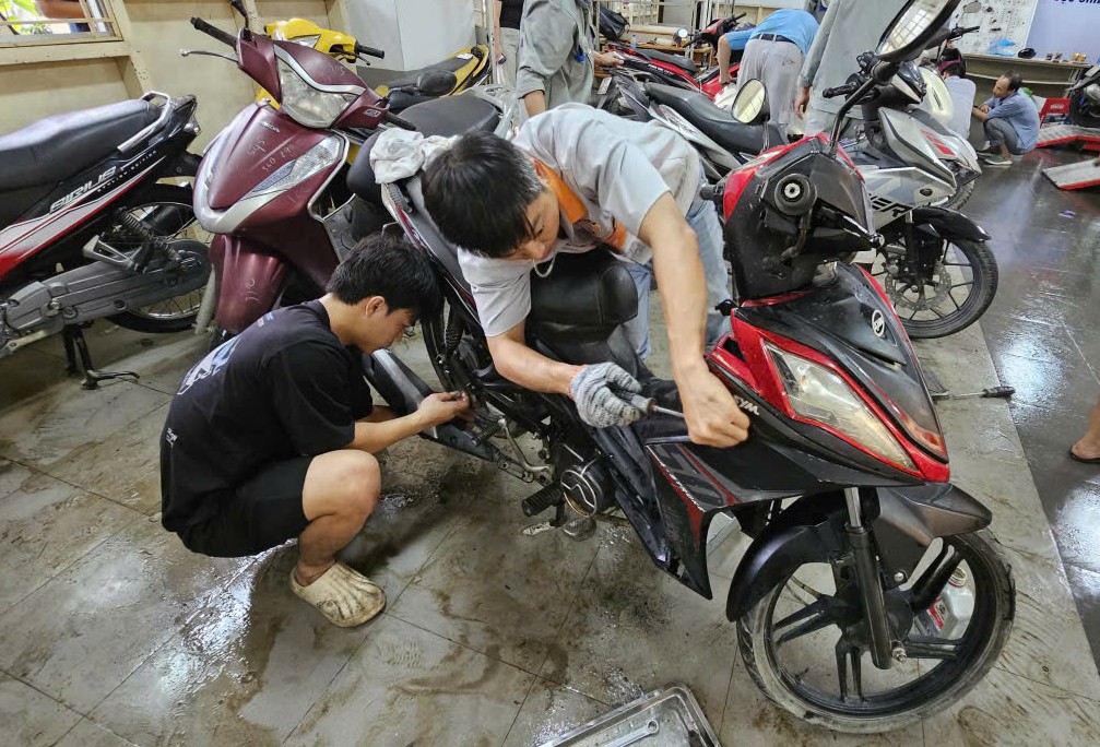 Huế: Hàng nghìn xe máy xếp hàng chờ "giải cứu” miễn phí- Ảnh 14. Huế: Hàng nghìn xe máy xếp hàng chờ "giải cứu” miễn phí- Ảnh 14.