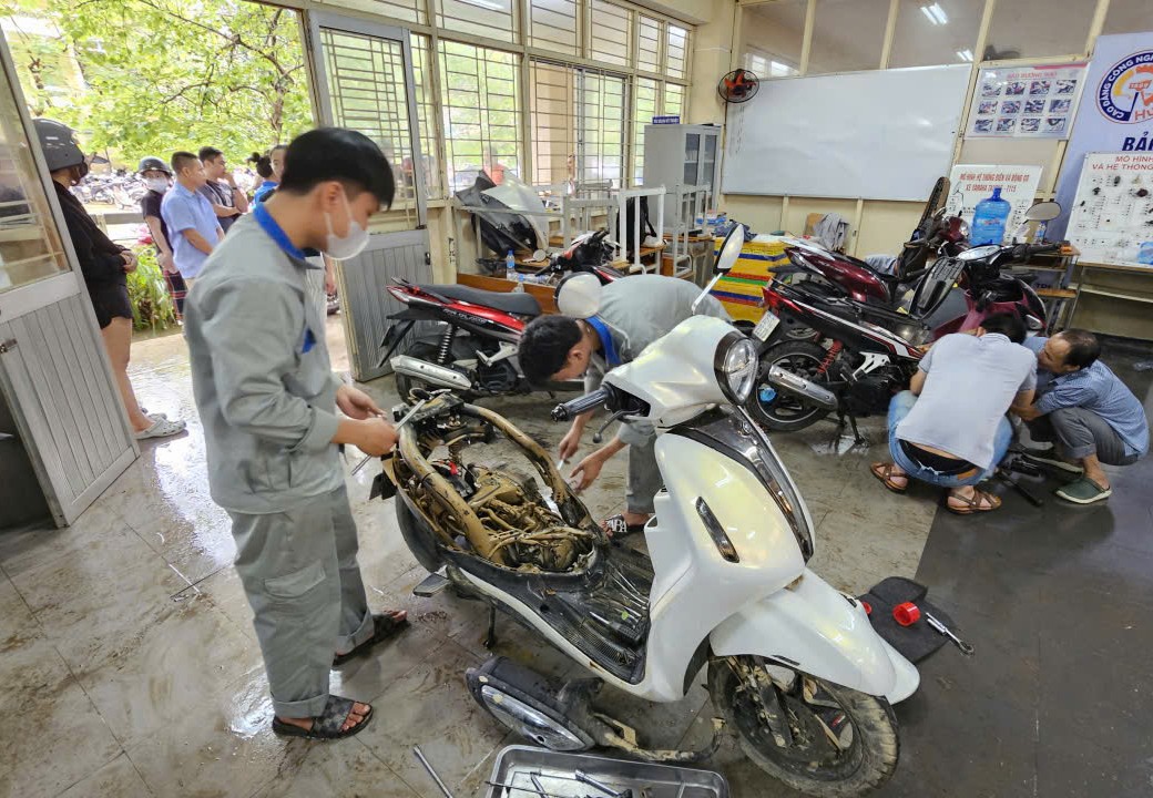 Huế: Hàng nghìn xe máy xếp hàng chờ "giải cứu” miễn phí- Ảnh 15. Huế: Hàng nghìn xe máy xếp hàng chờ "giải cứu” miễn phí- Ảnh 15.