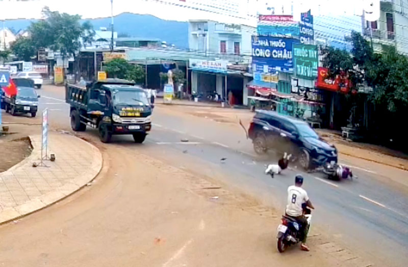 Tài xế điều khiển ô tô chạy với tốc độ cao (Ảnh cắt từ clip) Tài xế điều khiển ô tô chạy với tốc độ cao (Ảnh cắt từ clip)