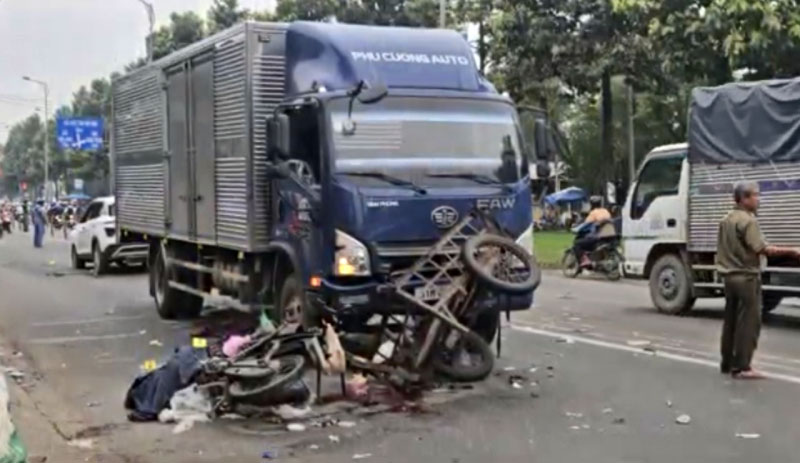 Hiện trường vụ tai nạn khiến anh T tử vong tại chỗ. Hiện trường vụ tai nạn khiến anh T tử vong tại chỗ.