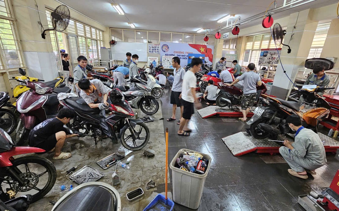 Huế: Hàng nghìn xe máy xếp hàng chờ "giải cứu” miễn phí- Ảnh 2. Huế: Hàng nghìn xe máy xếp hàng chờ "giải cứu” miễn phí- Ảnh 2.