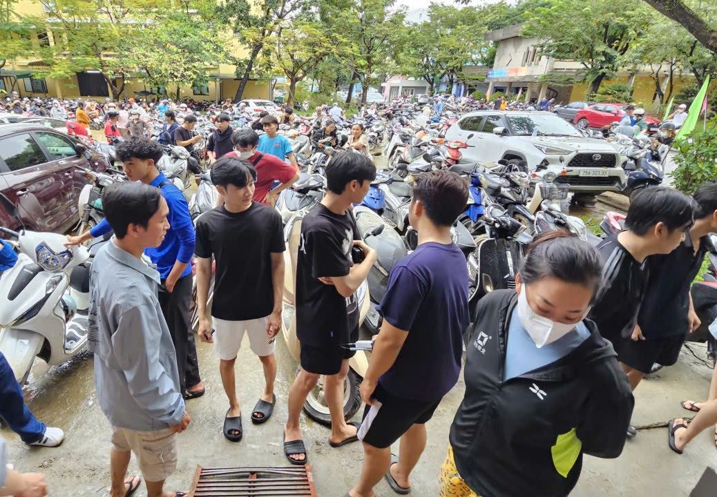 Huế: Hàng nghìn xe máy xếp hàng chờ "giải cứu” miễn phí- Ảnh 4. Huế: Hàng nghìn xe máy xếp hàng chờ "giải cứu” miễn phí- Ảnh 4.