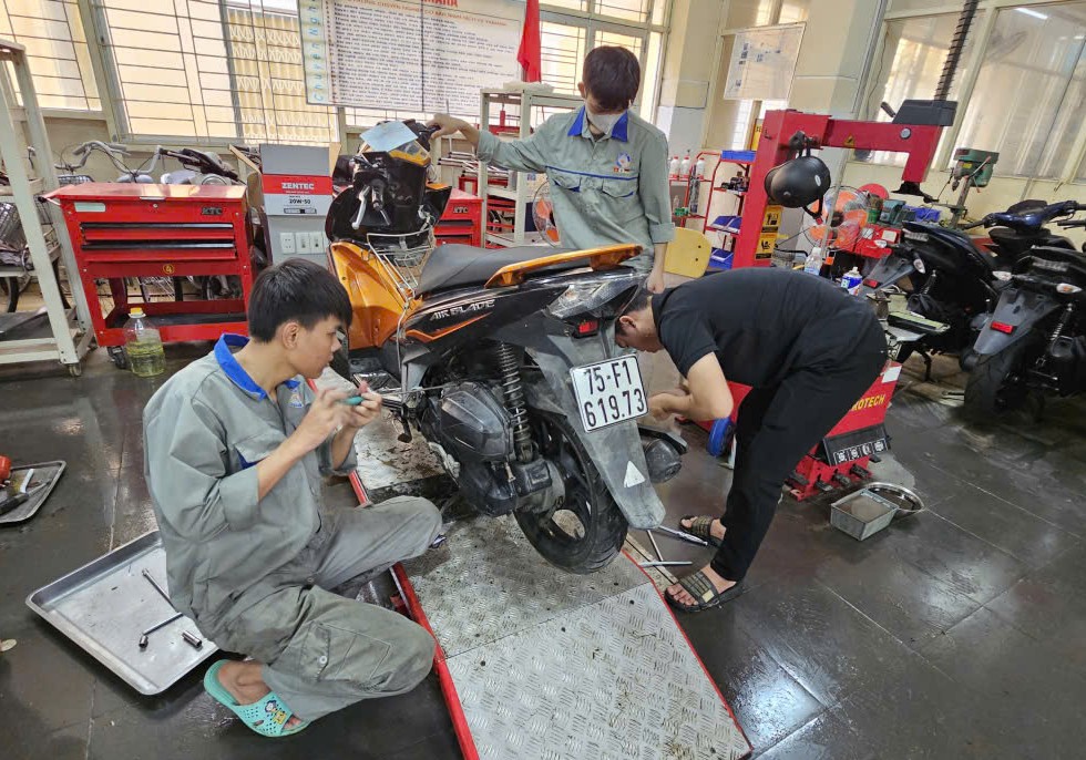 Huế: Hàng nghìn xe máy xếp hàng chờ "giải cứu” miễn phí- Ảnh 5. Huế: Hàng nghìn xe máy xếp hàng chờ "giải cứu” miễn phí- Ảnh 5.