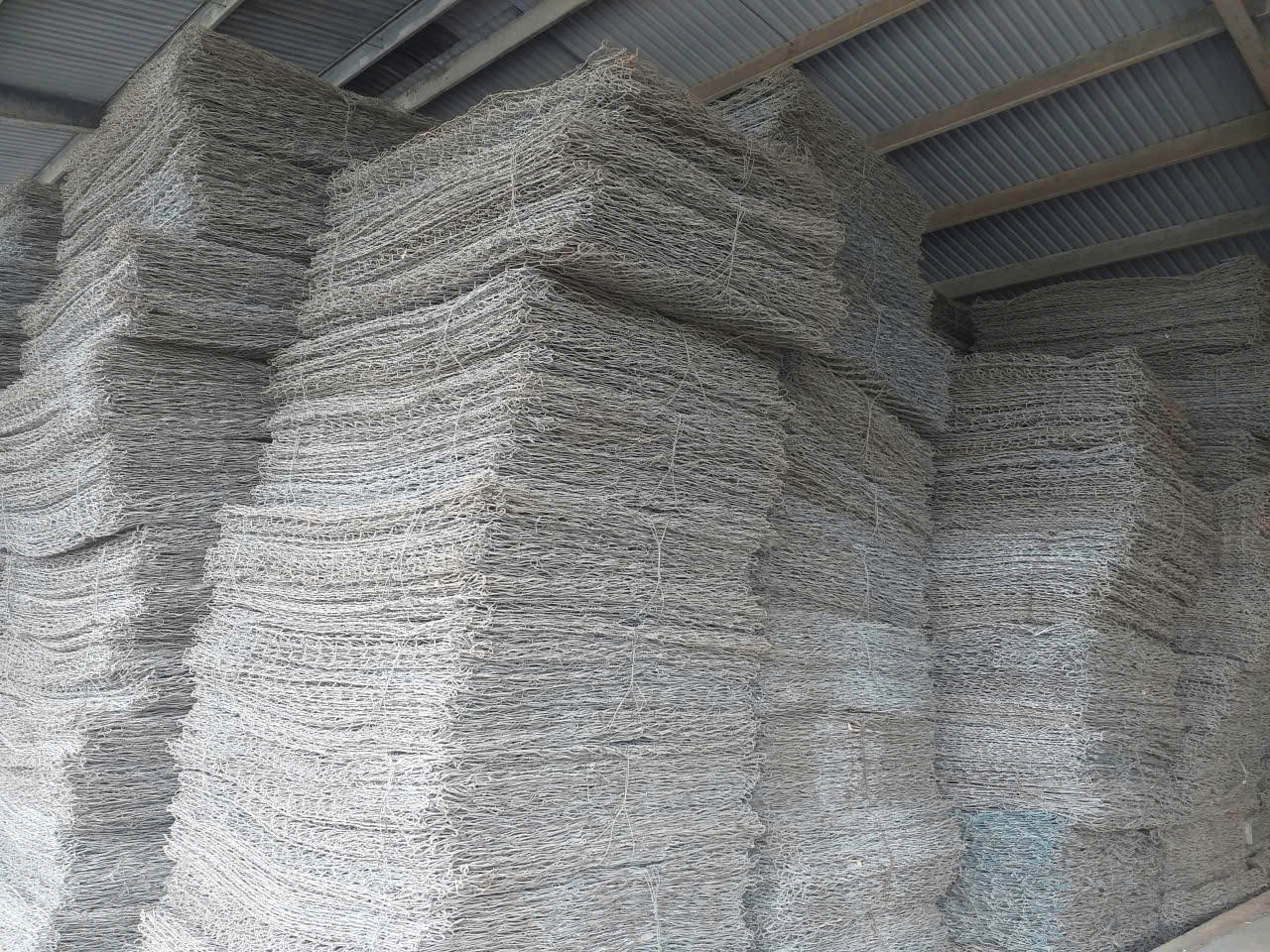 Chuyển 40.000 rọ thép chi viện miền Trung chống sạt lở đường do mưa lũ- Ảnh 4. Chuyển 40.000 rọ thép chi viện miền Trung chống sạt lở đường do mưa lũ- Ảnh 4.