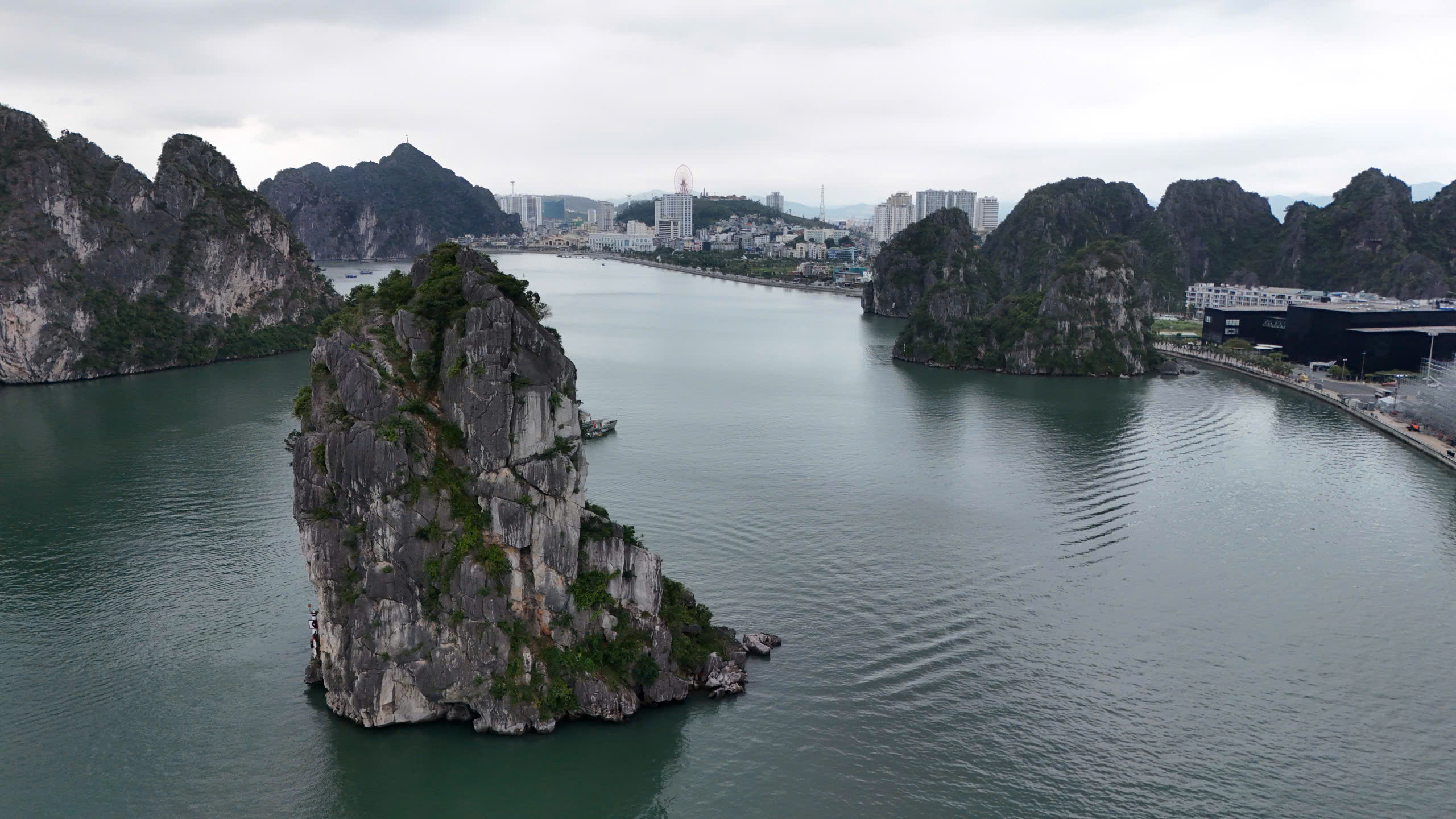 Tháo dỡ dàn đèn nghệ thuật 140 tỷ đồng trên vịnh Hạ Long: Bài học đầu tư cảnh quan- Ảnh 1. Tháo dỡ dàn đèn nghệ thuật 140 tỷ đồng trên vịnh Hạ Long: Bài học đầu tư cảnh quan- Ảnh 1.