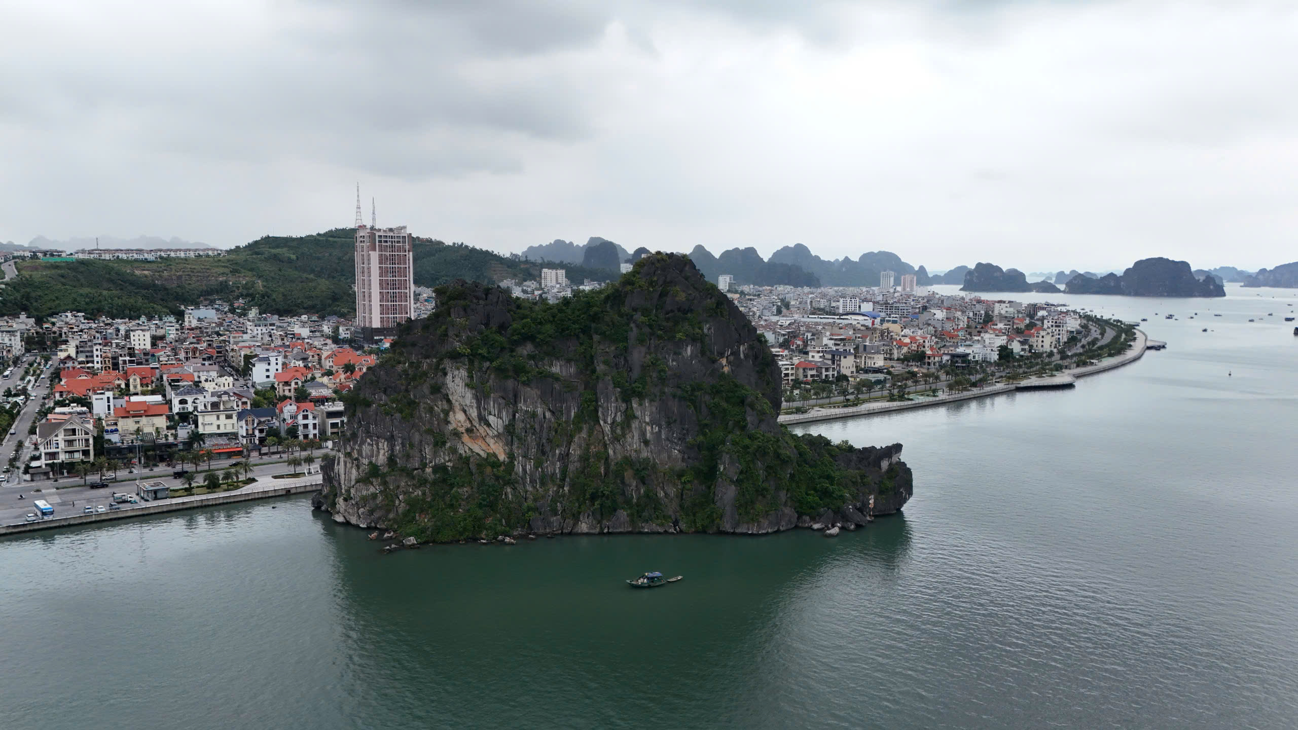 Tháo dỡ dàn đèn nghệ thuật 140 tỷ đồng trên vịnh Hạ Long: Bài học đầu tư cảnh quan- Ảnh 8. Tháo dỡ dàn đèn nghệ thuật 140 tỷ đồng trên vịnh Hạ Long: Bài học đầu tư cảnh quan- Ảnh 8.