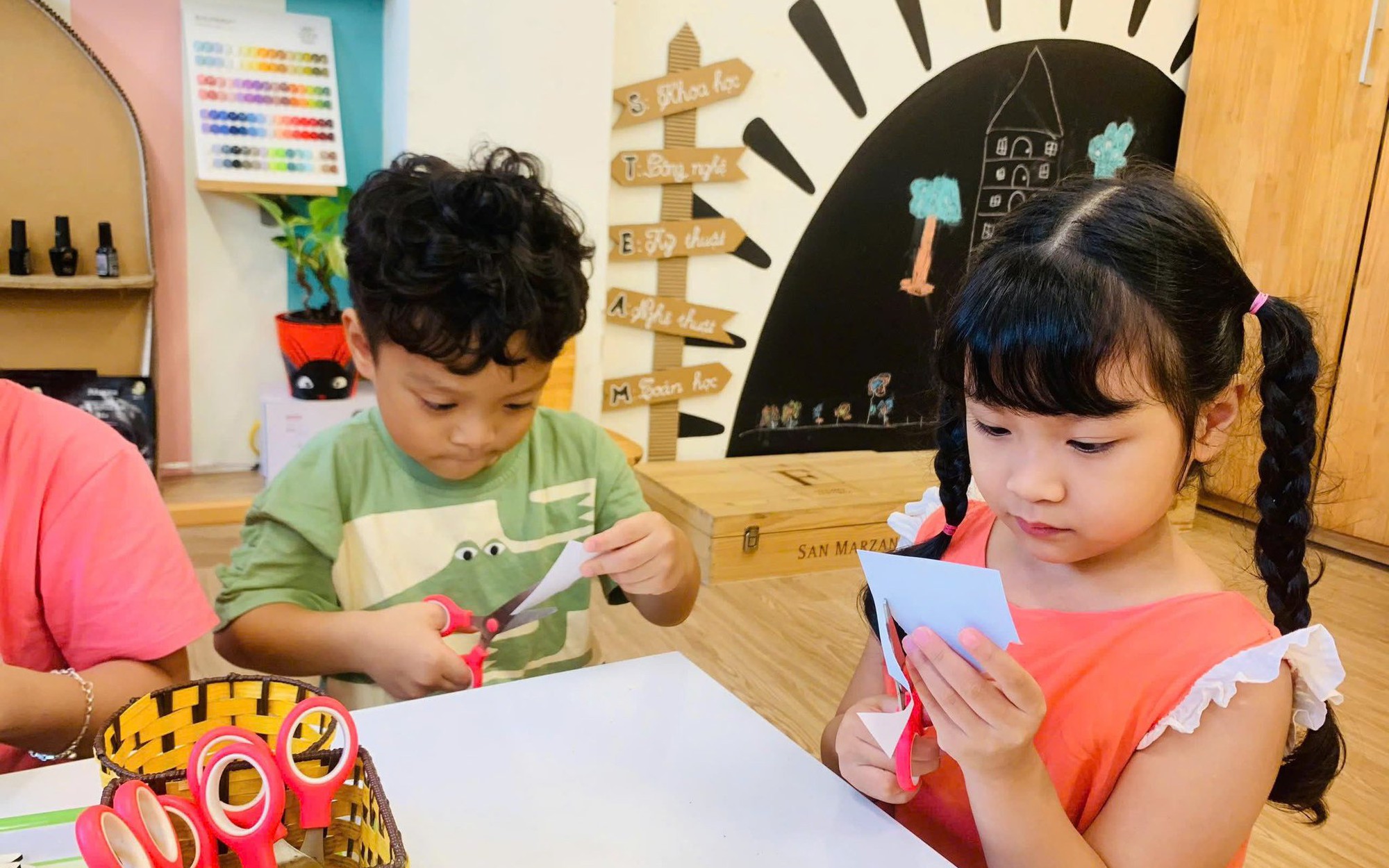 Xếp lương cao, giữ chân giáo viên mầm non- Ảnh 2. Thiếu và chưa đạt chuẩn, giáo viên mầm non đang chịu nhiều áp lực