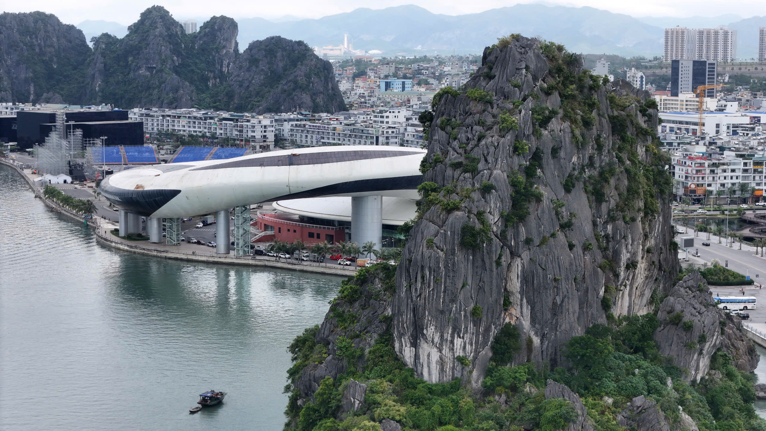 Tháo dỡ dàn đèn nghệ thuật 140 tỷ đồng trên vịnh Hạ Long: Bài học đầu tư cảnh quan- Ảnh 7. Tháo dỡ dàn đèn nghệ thuật 140 tỷ đồng trên vịnh Hạ Long: Bài học đầu tư cảnh quan- Ảnh 7.