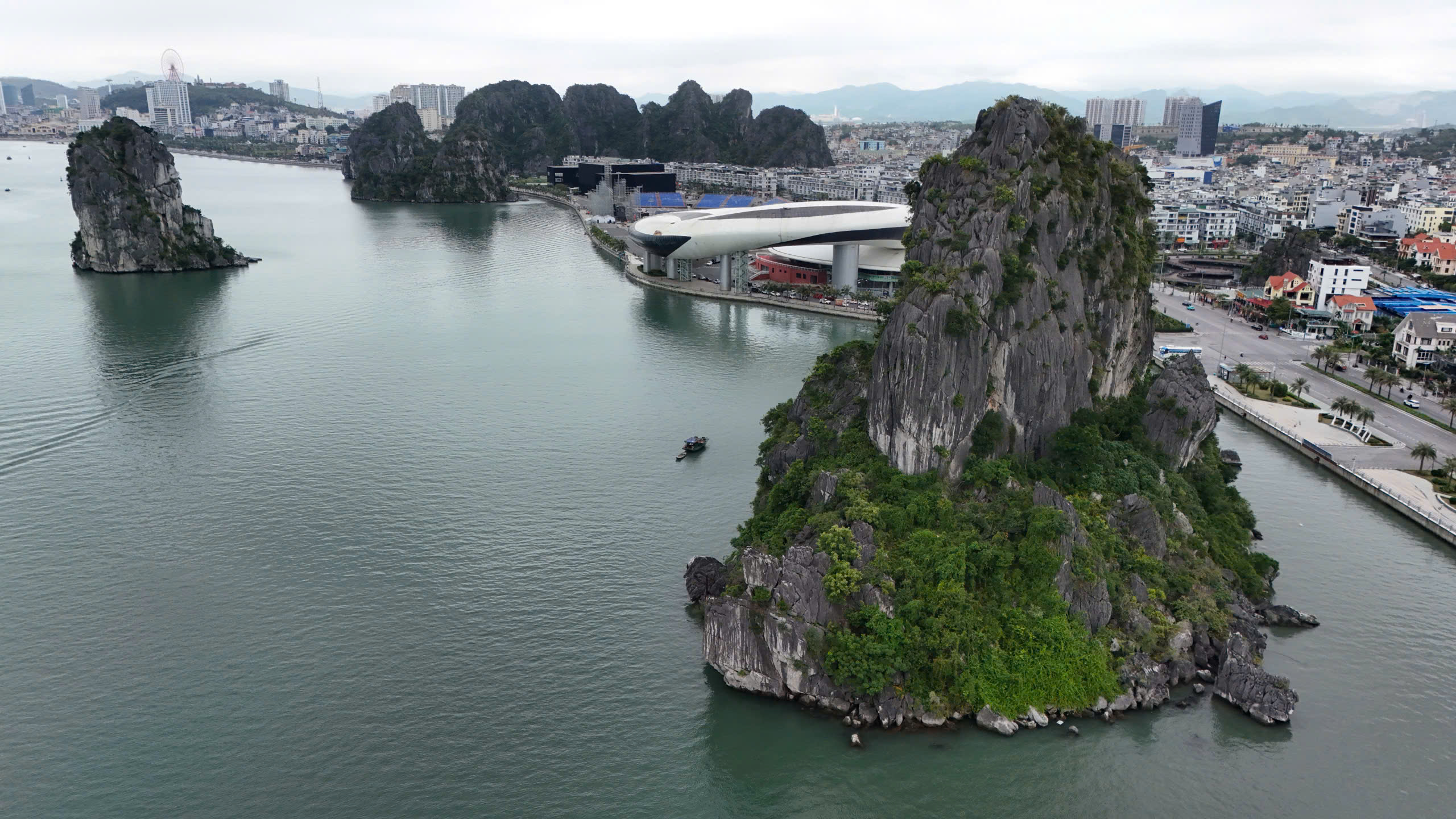 Tháo dỡ dàn đèn nghệ thuật 140 tỷ đồng trên vịnh Hạ Long: Bài học đầu tư cảnh quan- Ảnh 5. Tháo dỡ dàn đèn nghệ thuật 140 tỷ đồng trên vịnh Hạ Long: Bài học đầu tư cảnh quan- Ảnh 5.