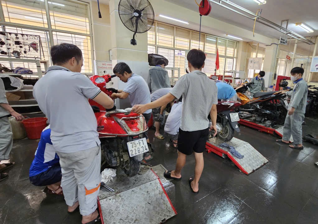 Huế: Hàng nghìn xe máy xếp hàng chờ "giải cứu” miễn phí- Ảnh 6. Huế: Hàng nghìn xe máy xếp hàng chờ "giải cứu” miễn phí- Ảnh 6.