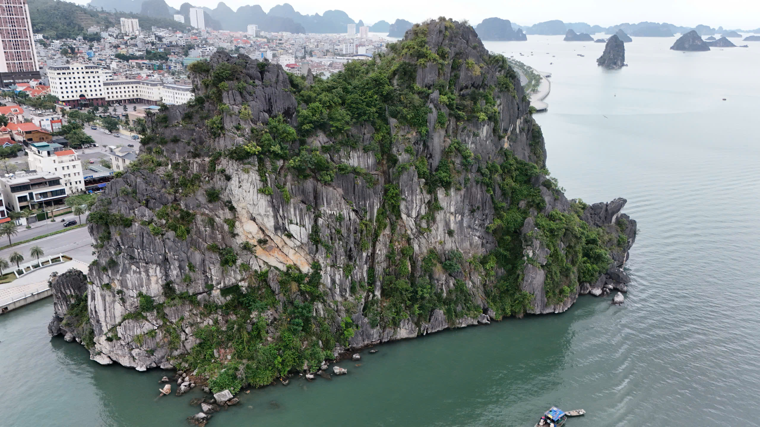 Tháo dỡ dàn đèn nghệ thuật 140 tỷ đồng trên vịnh Hạ Long: Bài học đầu tư cảnh quan- Ảnh 6. Tháo dỡ dàn đèn nghệ thuật 140 tỷ đồng trên vịnh Hạ Long: Bài học đầu tư cảnh quan- Ảnh 6.