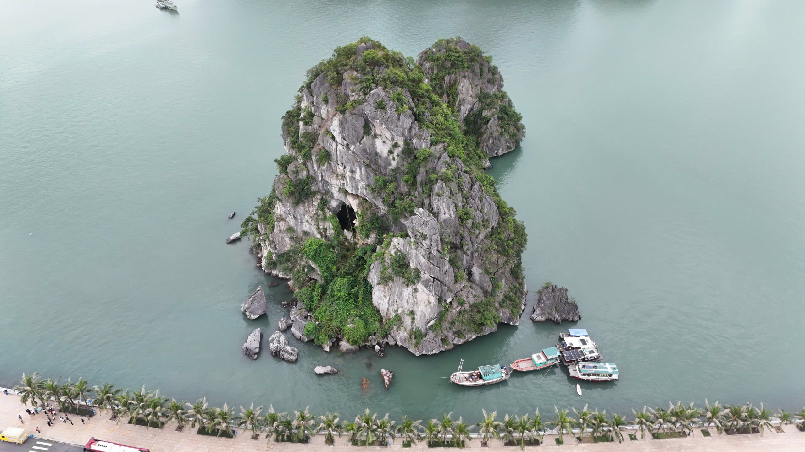 Tháo dỡ dàn đèn nghệ thuật 140 tỷ đồng trên vịnh Hạ Long: Bài học đầu tư cảnh quan- Ảnh 9. Tháo dỡ dàn đèn nghệ thuật 140 tỷ đồng trên vịnh Hạ Long: Bài học đầu tư cảnh quan- Ảnh 9.