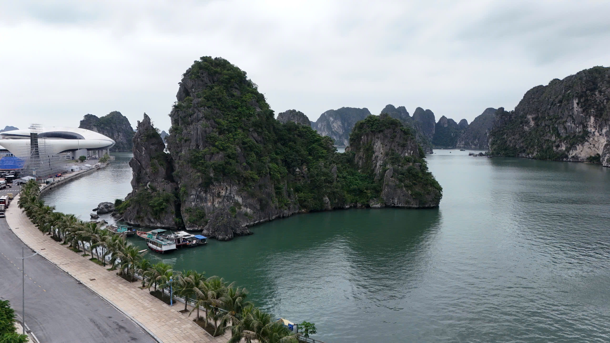 Tháo dỡ dàn đèn nghệ thuật 140 tỷ đồng trên vịnh Hạ Long: Bài học đầu tư cảnh quan- Ảnh 4. Tháo dỡ dàn đèn nghệ thuật 140 tỷ đồng trên vịnh Hạ Long: Bài học đầu tư cảnh quan- Ảnh 4.