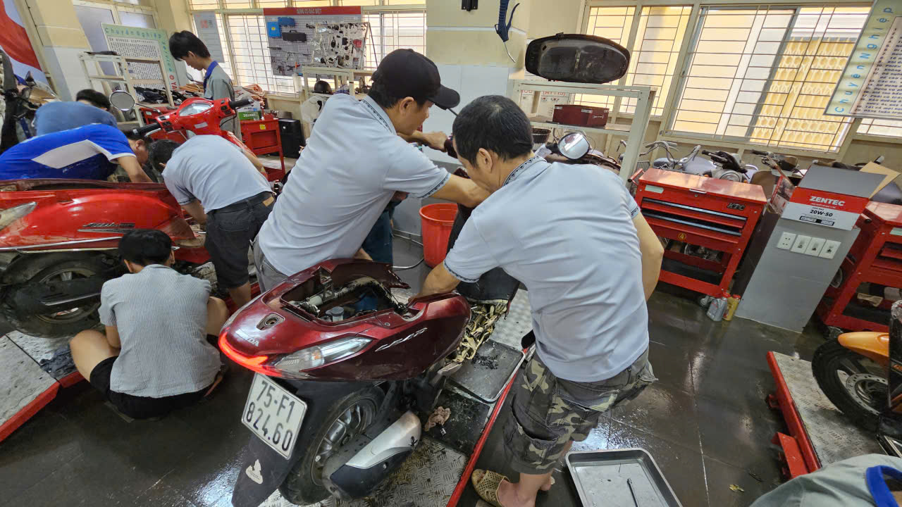 Huế: Hàng nghìn xe máy xếp hàng chờ "giải cứu” miễn phí- Ảnh 7. Huế: Hàng nghìn xe máy xếp hàng chờ "giải cứu” miễn phí- Ảnh 7.