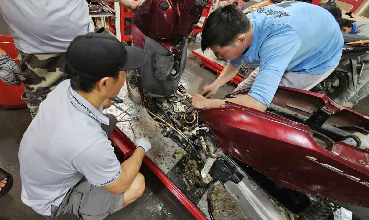 Huế: Hàng nghìn xe máy xếp hàng chờ "giải cứu” miễn phí- Ảnh 8. Huế: Hàng nghìn xe máy xếp hàng chờ "giải cứu” miễn phí- Ảnh 8.