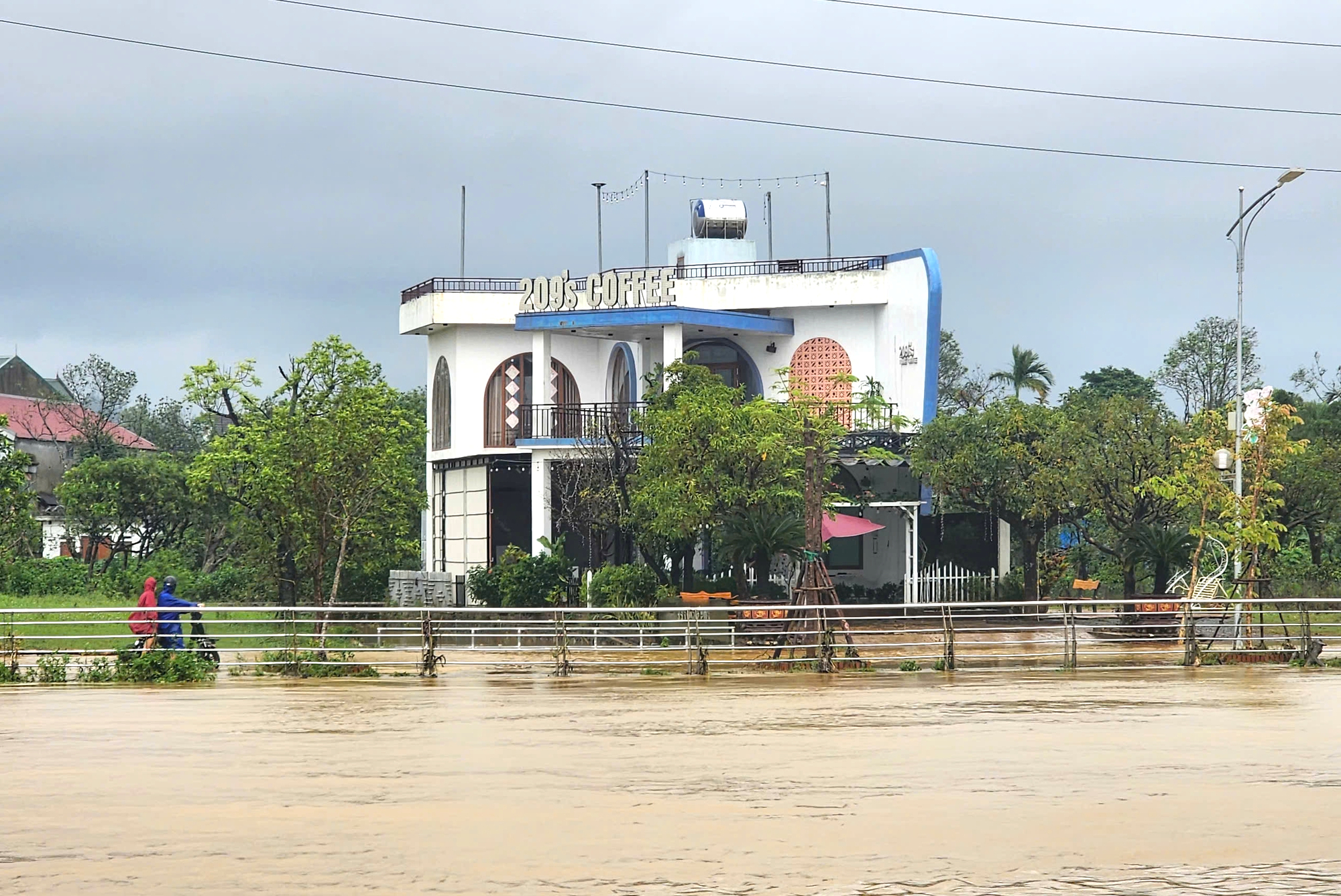 Hà Tĩnh: Mưa lớn suốt đêm, nhiều khu vực ngập sâu, đường ven biển sạt lở nghiêm trọng- Ảnh 1. Hà Tĩnh: Mưa lớn suốt đêm, nhiều khu vực ngập sâu, đường ven biển sạt lở nghiêm trọng- Ảnh 1.