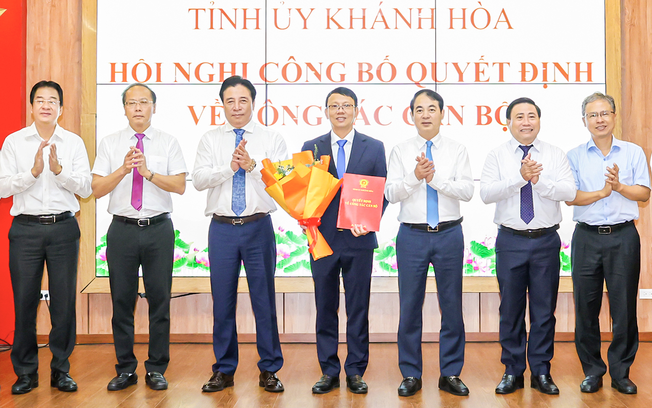 Khánh Hòa công bố các quyết định bổ nhiệm, điều động nhân sự chủ chốt- Ảnh 2. Khánh Hòa công bố các quyết định bổ nhiệm, điều động nhân sự chủ chốt- Ảnh 2.