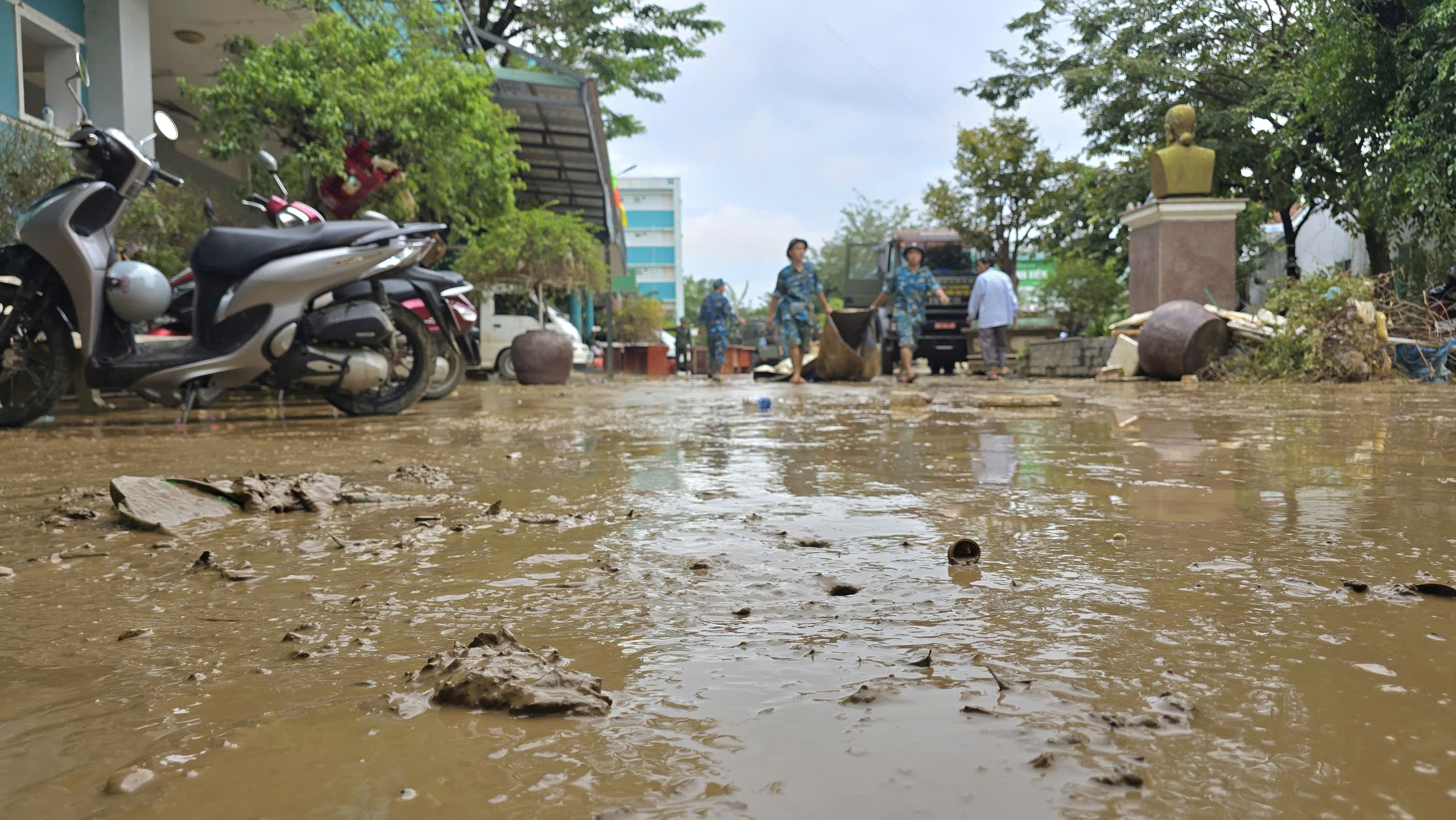 Bộ đội dọn bùn, tiêu độc cho bệnh viện sau lũ lịch sử tại Đà Nẵng- Ảnh 5. Bộ đội dọn bùn, tiêu độc cho bệnh viện sau lũ lịch sử tại Đà Nẵng- Ảnh 5.