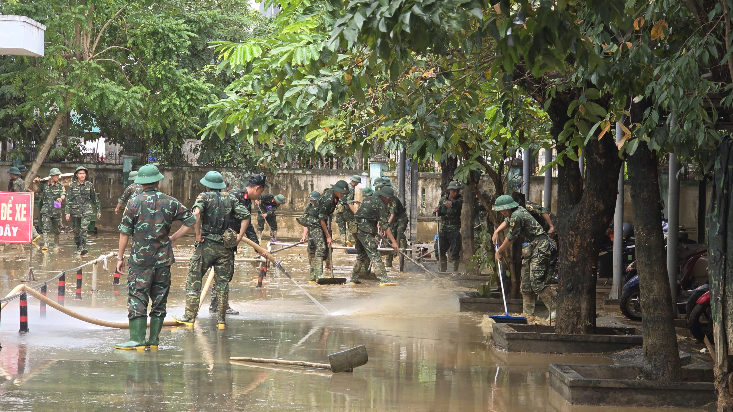 Bộ đội dọn bùn, tiêu độc cho bệnh viện sau lũ lịch sử tại Đà Nẵng- Ảnh 4. Bộ đội dọn bùn, tiêu độc cho bệnh viện sau lũ lịch sử tại Đà Nẵng- Ảnh 4.