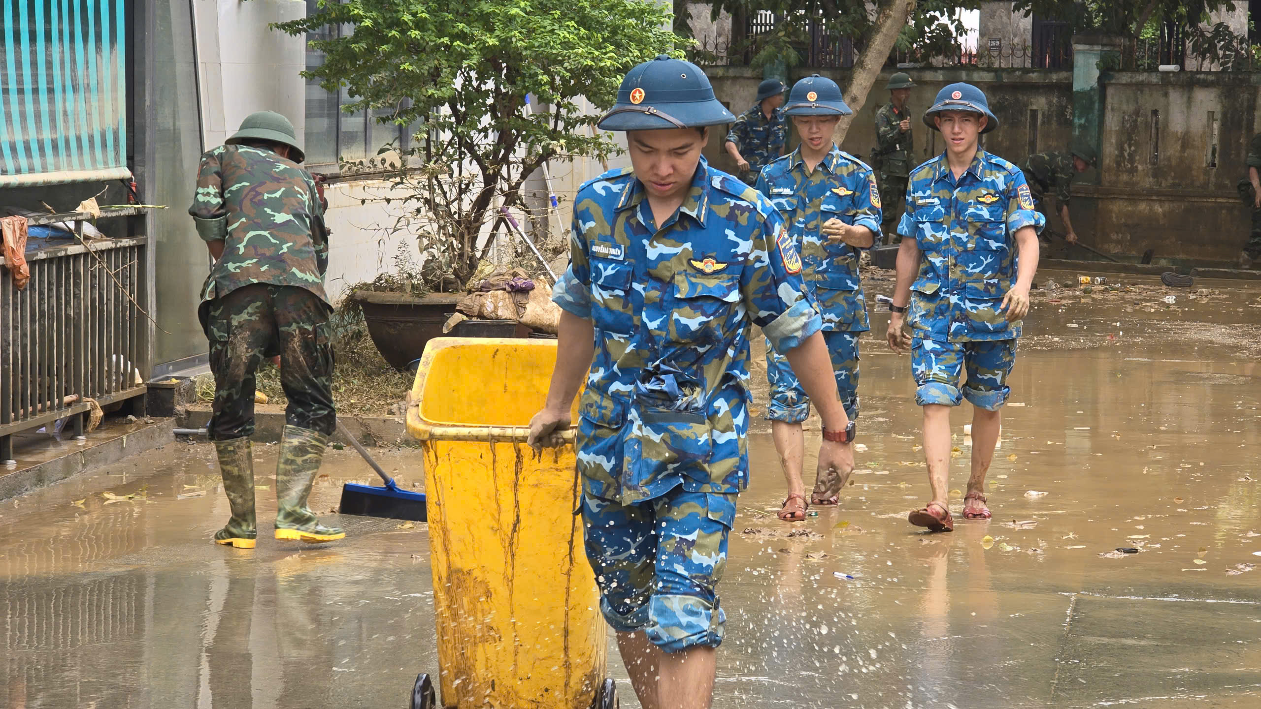 Bộ đội dọn bùn, tiêu độc cho bệnh viện sau lũ lịch sử tại Đà Nẵng- Ảnh 7. Bộ đội dọn bùn, tiêu độc cho bệnh viện sau lũ lịch sử tại Đà Nẵng- Ảnh 7.