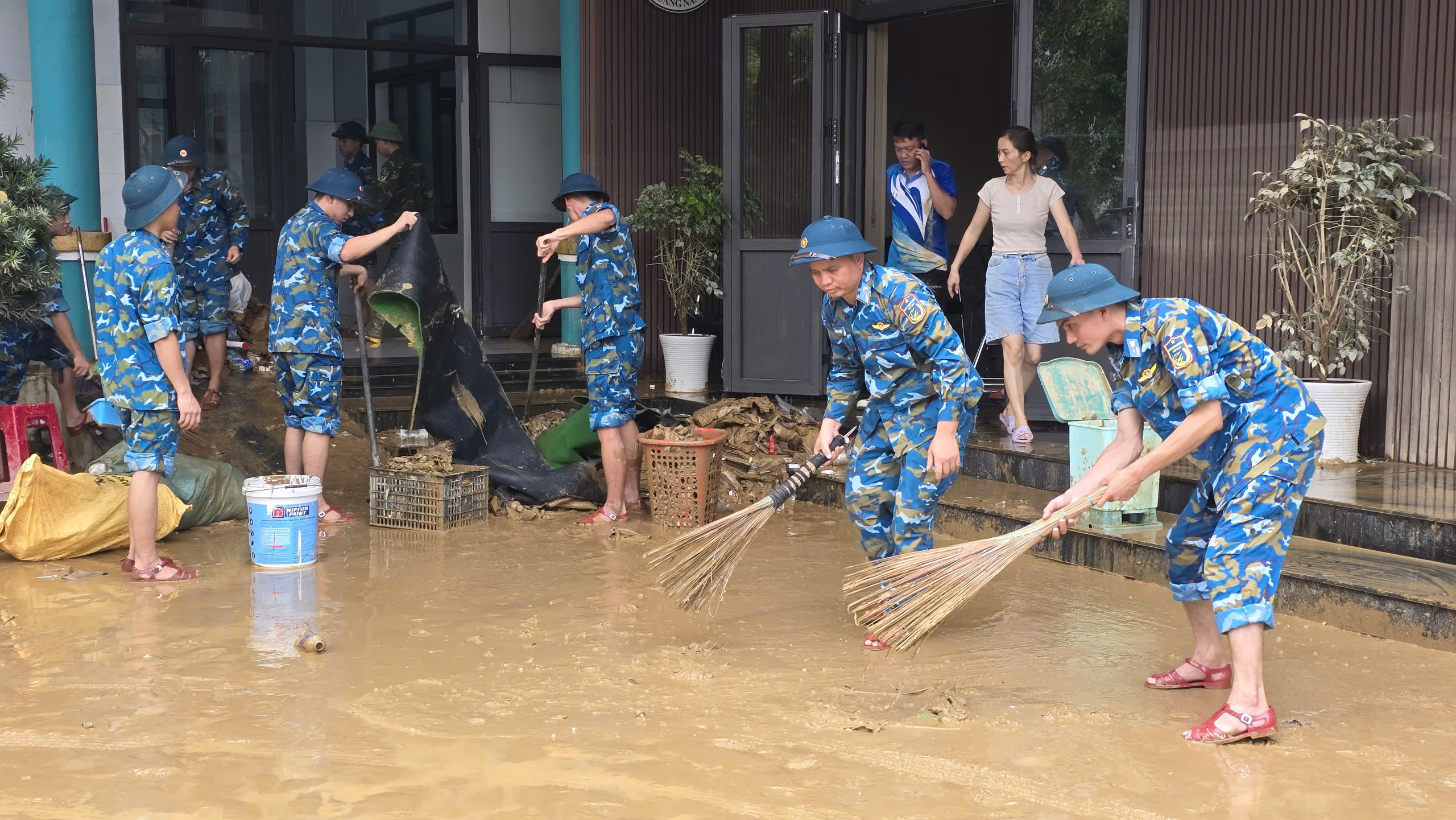 Bộ đội dọn bùn, tiêu độc cho bệnh viện sau lũ lịch sử tại Đà Nẵng- Ảnh 6. Bộ đội dọn bùn, tiêu độc cho bệnh viện sau lũ lịch sử tại Đà Nẵng- Ảnh 6.
