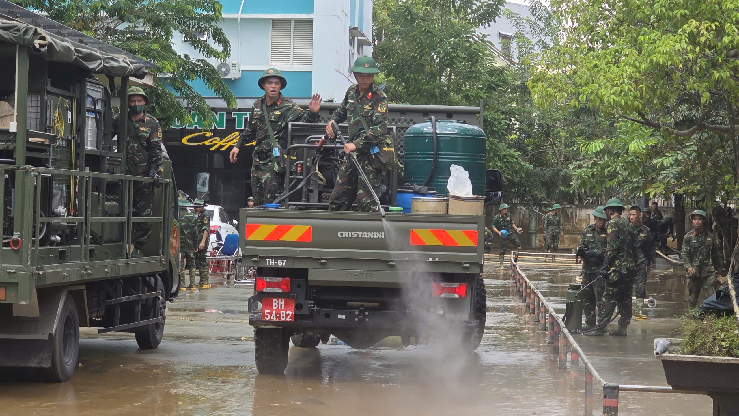 Bộ đội dọn bùn, tiêu độc cho bệnh viện sau lũ lịch sử tại Đà Nẵng- Ảnh 14. Bộ đội dọn bùn, tiêu độc cho bệnh viện sau lũ lịch sử tại Đà Nẵng- Ảnh 14.