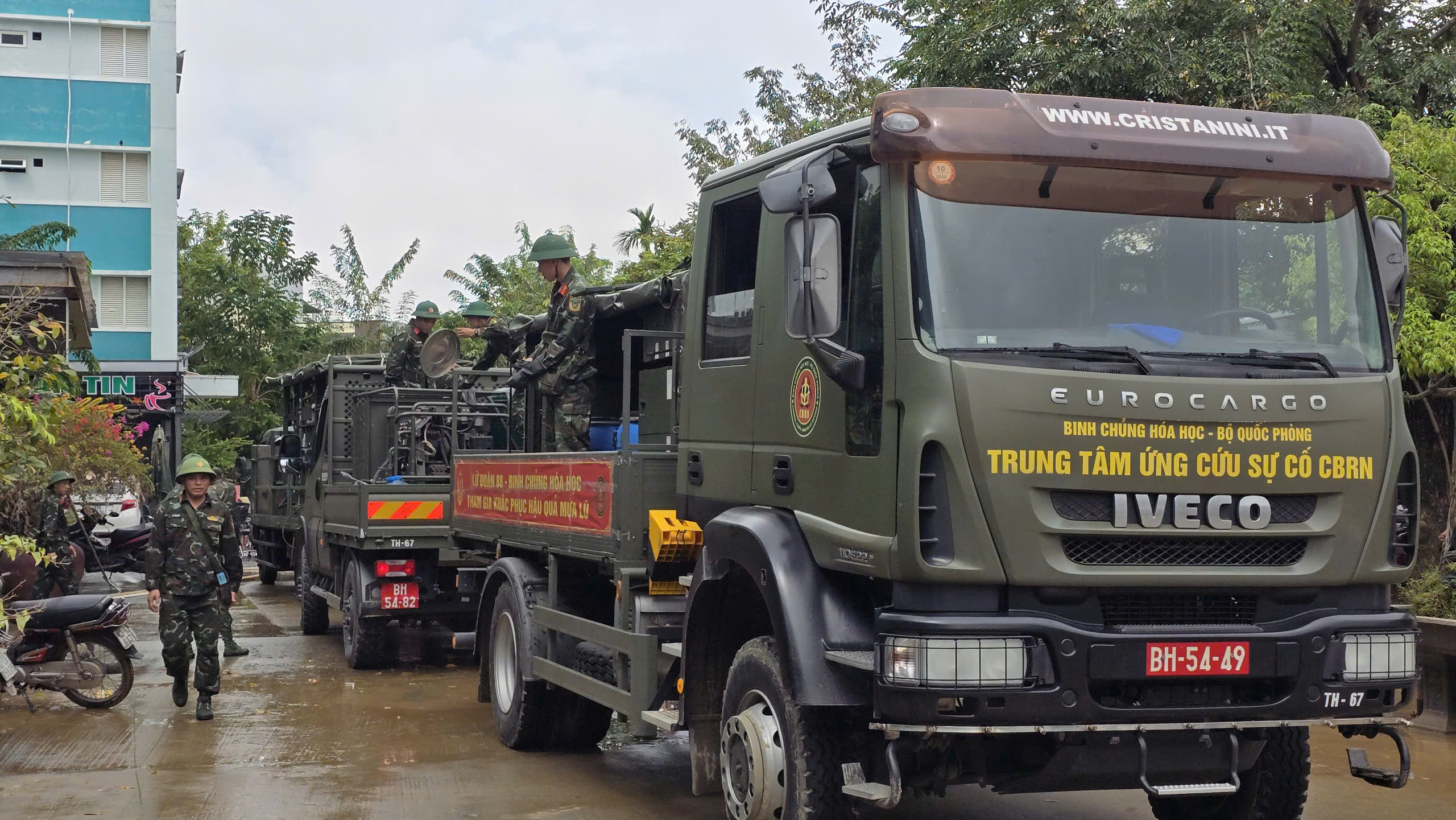 Bộ đội dọn bùn, tiêu độc cho bệnh viện sau lũ lịch sử tại Đà Nẵng- Ảnh 1. Bộ đội dọn bùn, tiêu độc cho bệnh viện sau lũ lịch sử tại Đà Nẵng- Ảnh 1.