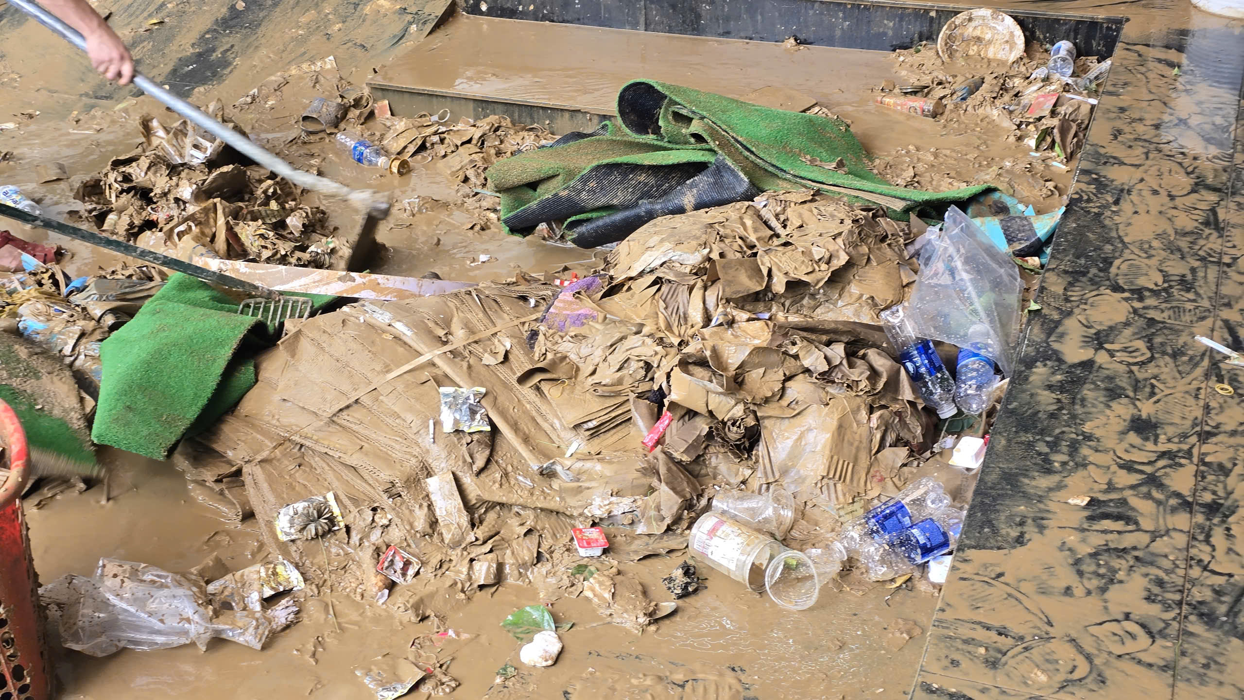 Bộ đội dọn bùn, tiêu độc cho bệnh viện sau lũ lịch sử tại Đà Nẵng- Ảnh 3. Bộ đội dọn bùn, tiêu độc cho bệnh viện sau lũ lịch sử tại Đà Nẵng- Ảnh 3.