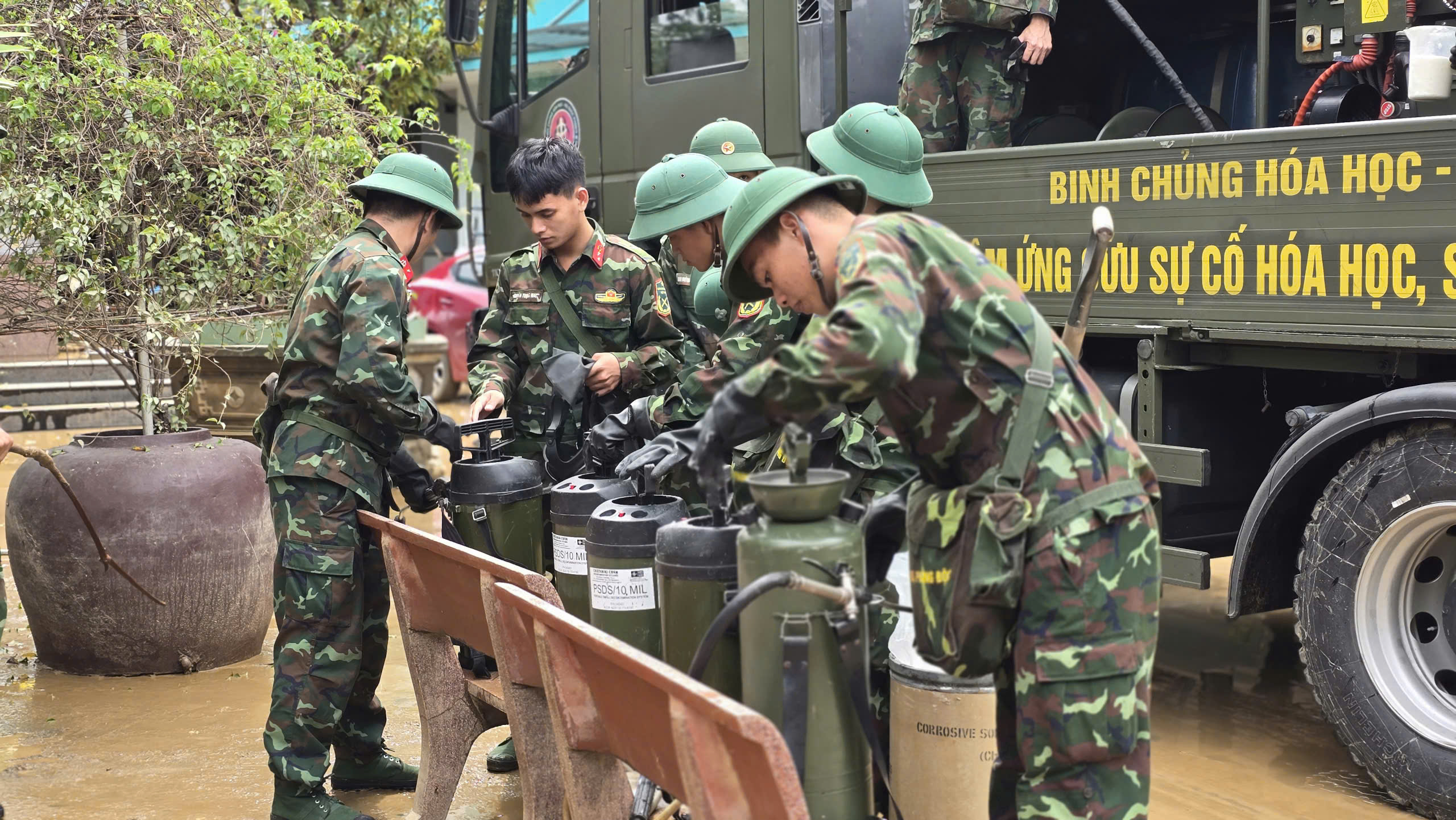 Bộ đội dọn bùn, tiêu độc cho bệnh viện sau lũ lịch sử tại Đà Nẵng- Ảnh 10. Bộ đội dọn bùn, tiêu độc cho bệnh viện sau lũ lịch sử tại Đà Nẵng- Ảnh 10.