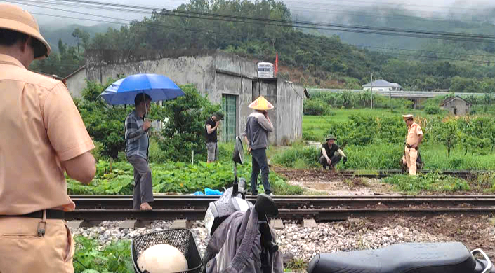 Đẩy nhanh tiến độ xóa lối đi tự mở để hạn chế tai nạn giao thông đường sắt tại Lạng Sơn- Ảnh 1. Đẩy nhanh tiến độ xóa lối đi tự mở để hạn chế tai nạn giao thông đường sắt tại Lạng Sơn- Ảnh 1.