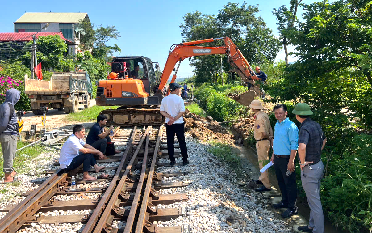 Đẩy nhanh tiến độ xóa lối đi tự mở để hạn chế tai nạn giao thông đường sắt tại Lạng Sơn- Ảnh 2. Đẩy nhanh tiến độ xóa lối đi tự mở để hạn chế tai nạn giao thông đường sắt tại Lạng Sơn- Ảnh 2.