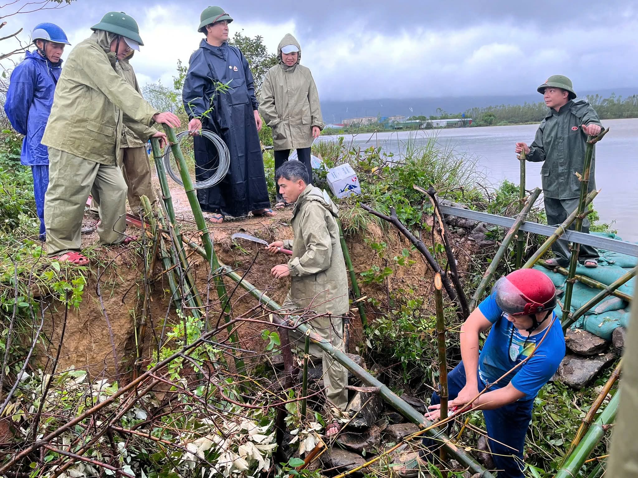 Hà Tĩnh: Mưa lớn suốt đêm, nhiều khu vực ngập sâu, đường ven biển sạt lở nghiêm trọng- Ảnh 7. Hà Tĩnh: Mưa lớn suốt đêm, nhiều khu vực ngập sâu, đường ven biển sạt lở nghiêm trọng- Ảnh 7.