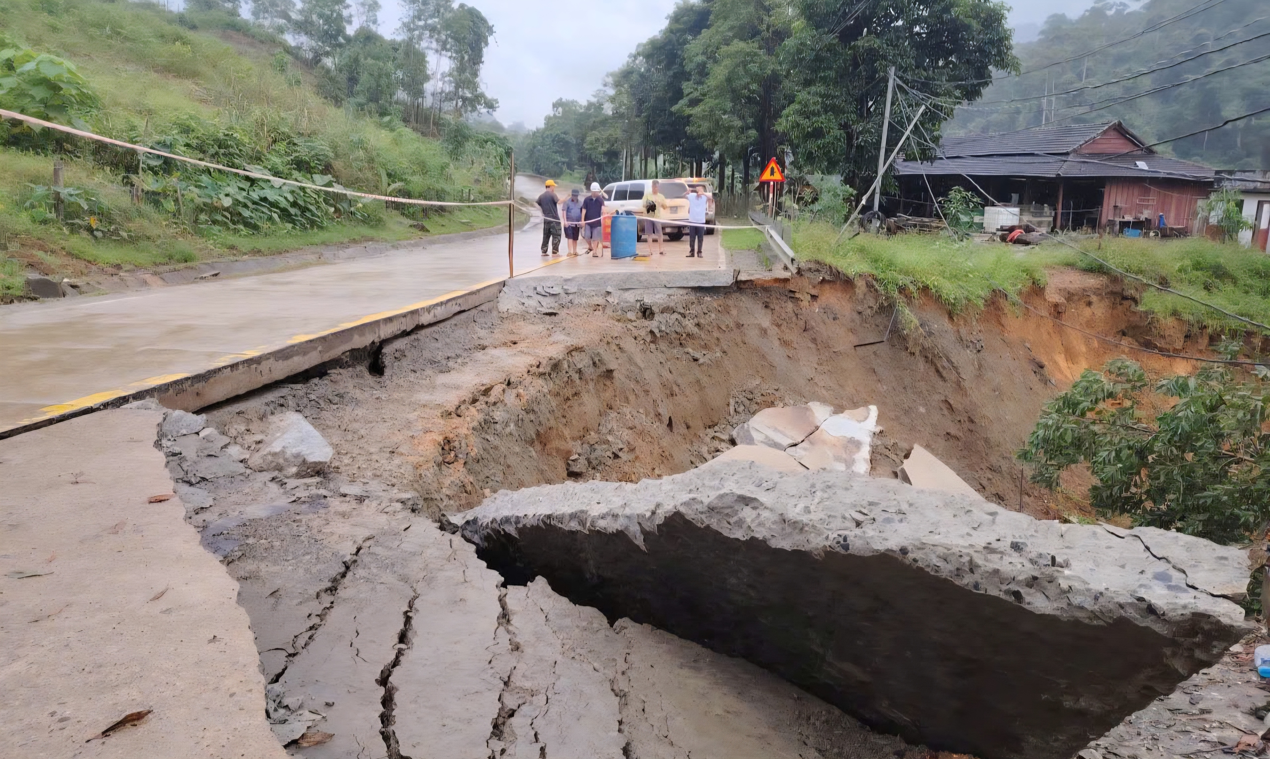 Sạt lở taluy âm làm đứt gãy mặt đường Hồ Chí Minh qua Đà Nẵng- Ảnh 1. Sạt lở taluy âm làm đứt gãy mặt đường Hồ Chí Minh qua Đà Nẵng- Ảnh 1.