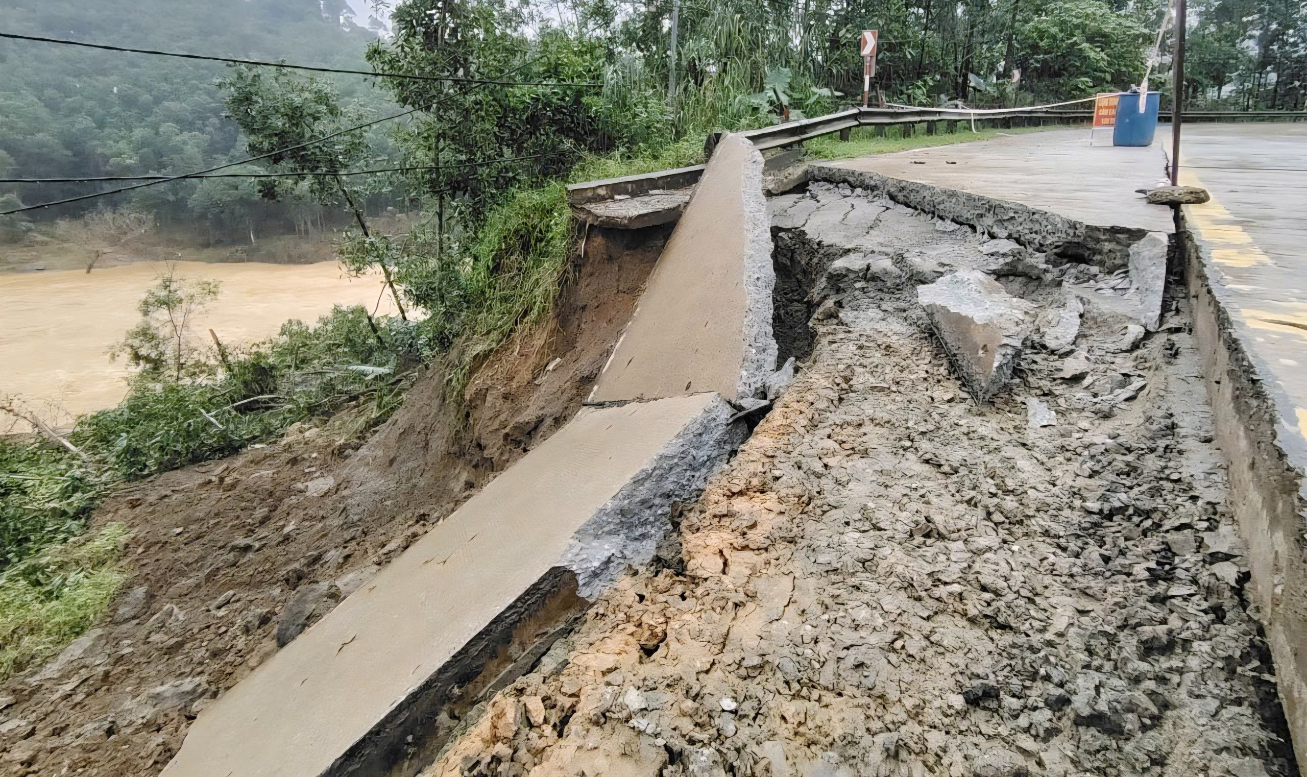 Sạt lở taluy âm làm đứt gãy mặt đường Hồ Chí Minh qua Đà Nẵng- Ảnh 4. Sạt lở taluy âm làm đứt gãy mặt đường Hồ Chí Minh qua Đà Nẵng- Ảnh 4.