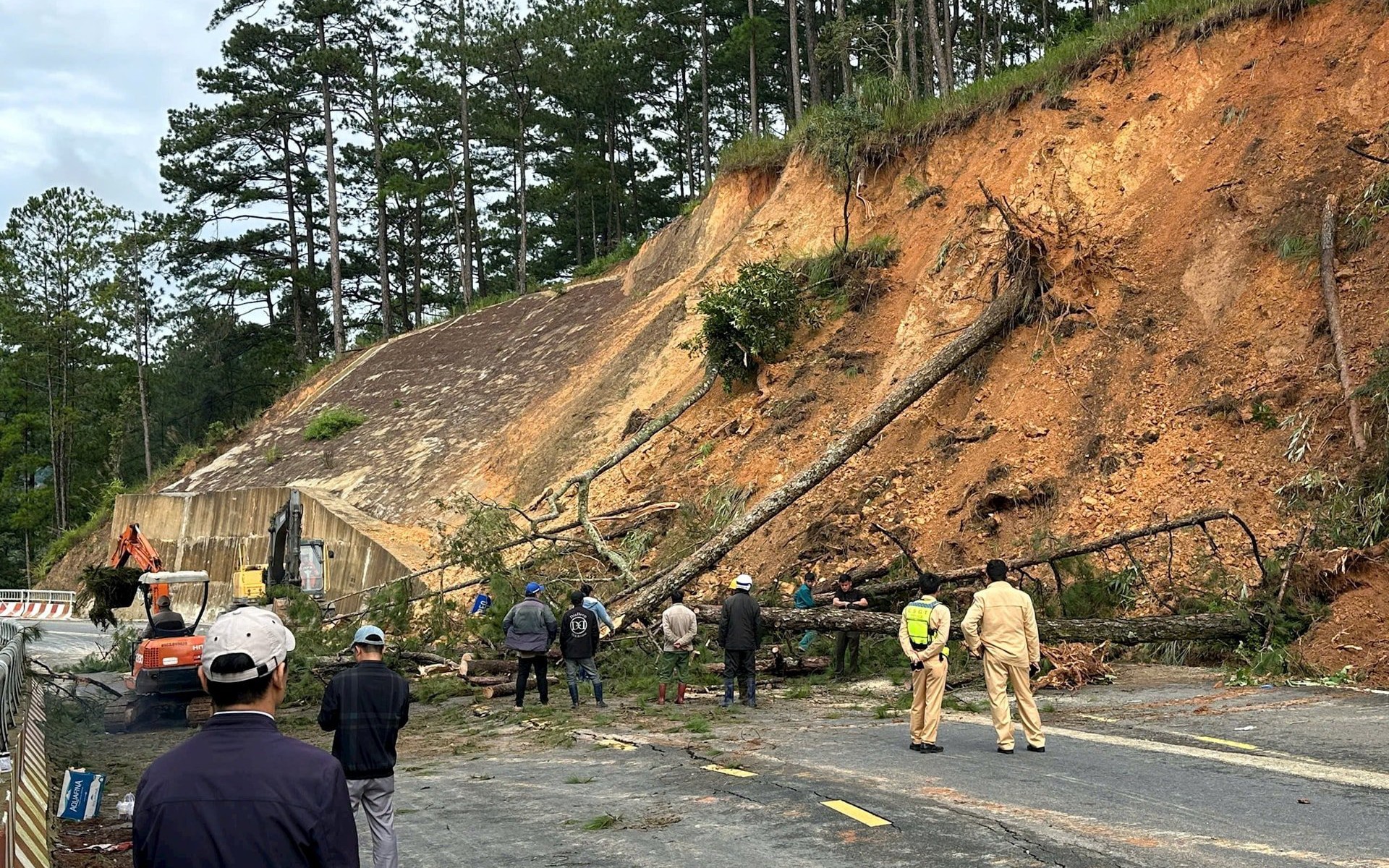 L&acirc;m Đồng: Khẩn trương c&ocirc;ng bố t&igrave;nh huống khẩn cấp về thi&ecirc;n tai tại Đ&egrave;o D"Ran