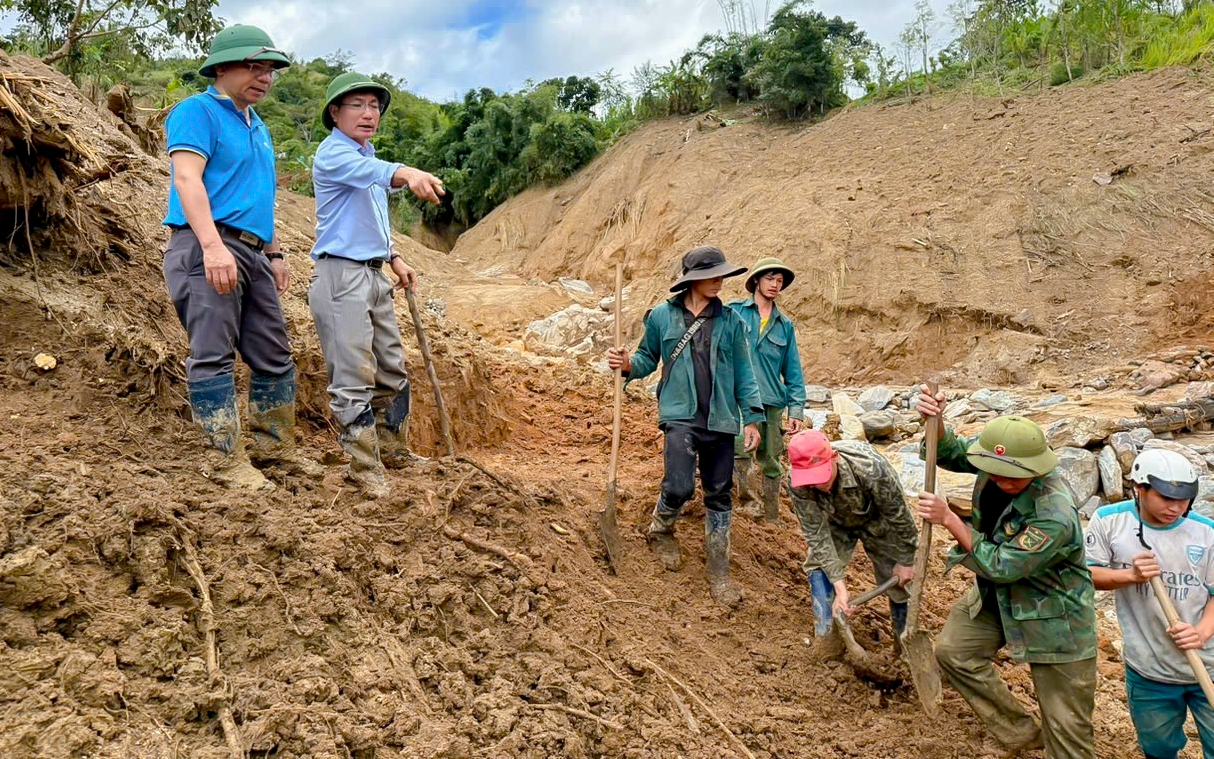 Sạt lở taluy âm làm đứt gãy mặt đường Hồ Chí Minh qua Đà Nẵng- Ảnh 8. Băng rừng, mở đường mòn tiếp tế lương thực cho người dân bị cô lập ở Quảng Ngãi