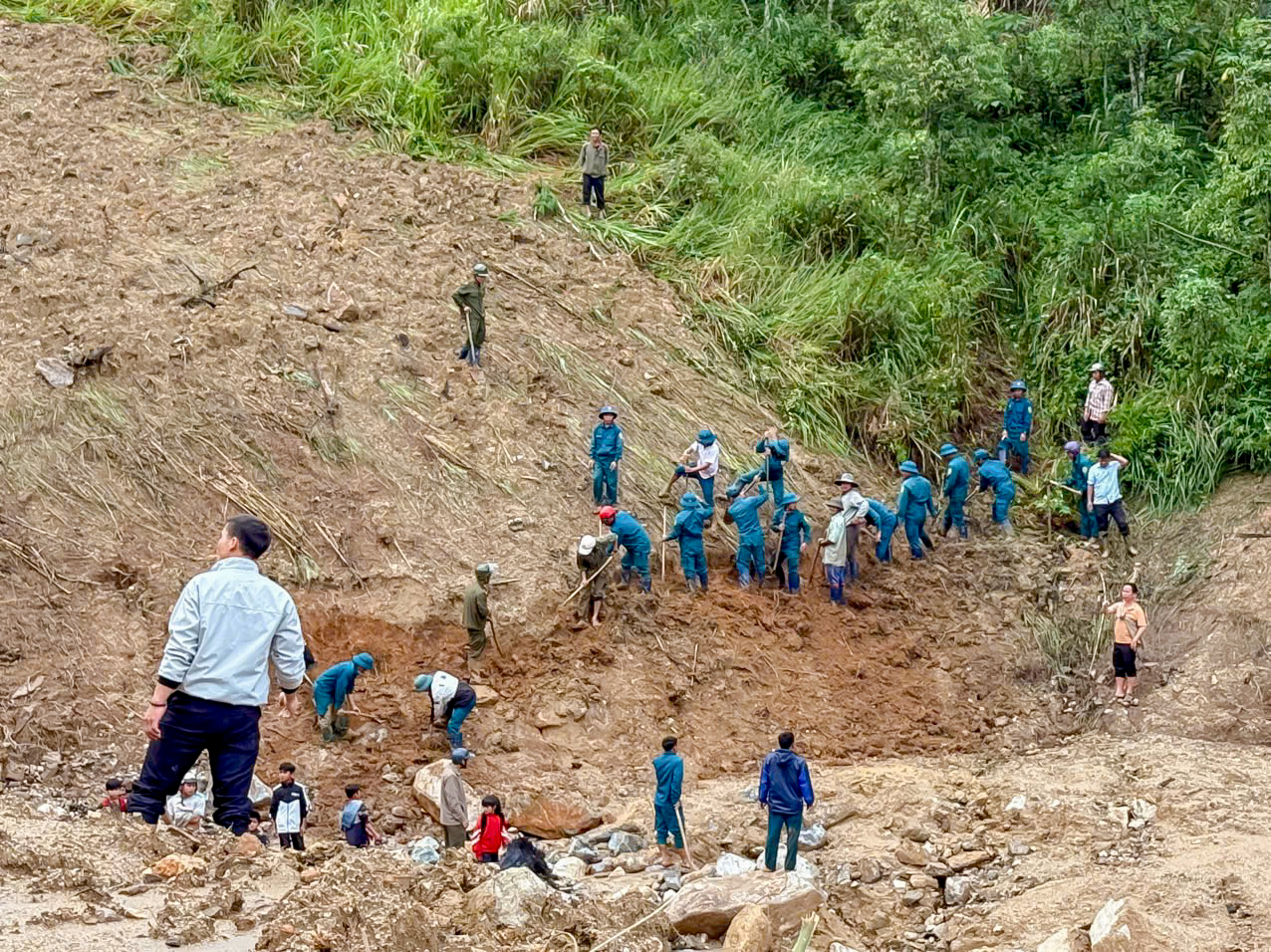 Băng rừng, mở đường mòn tiếp tế lương thực cho người dân bị cô lập ở Quảng Ngãi- Ảnh 3. Băng rừng, mở đường mòn tiếp tế lương thực cho người dân bị cô lập ở Quảng Ngãi- Ảnh 3.