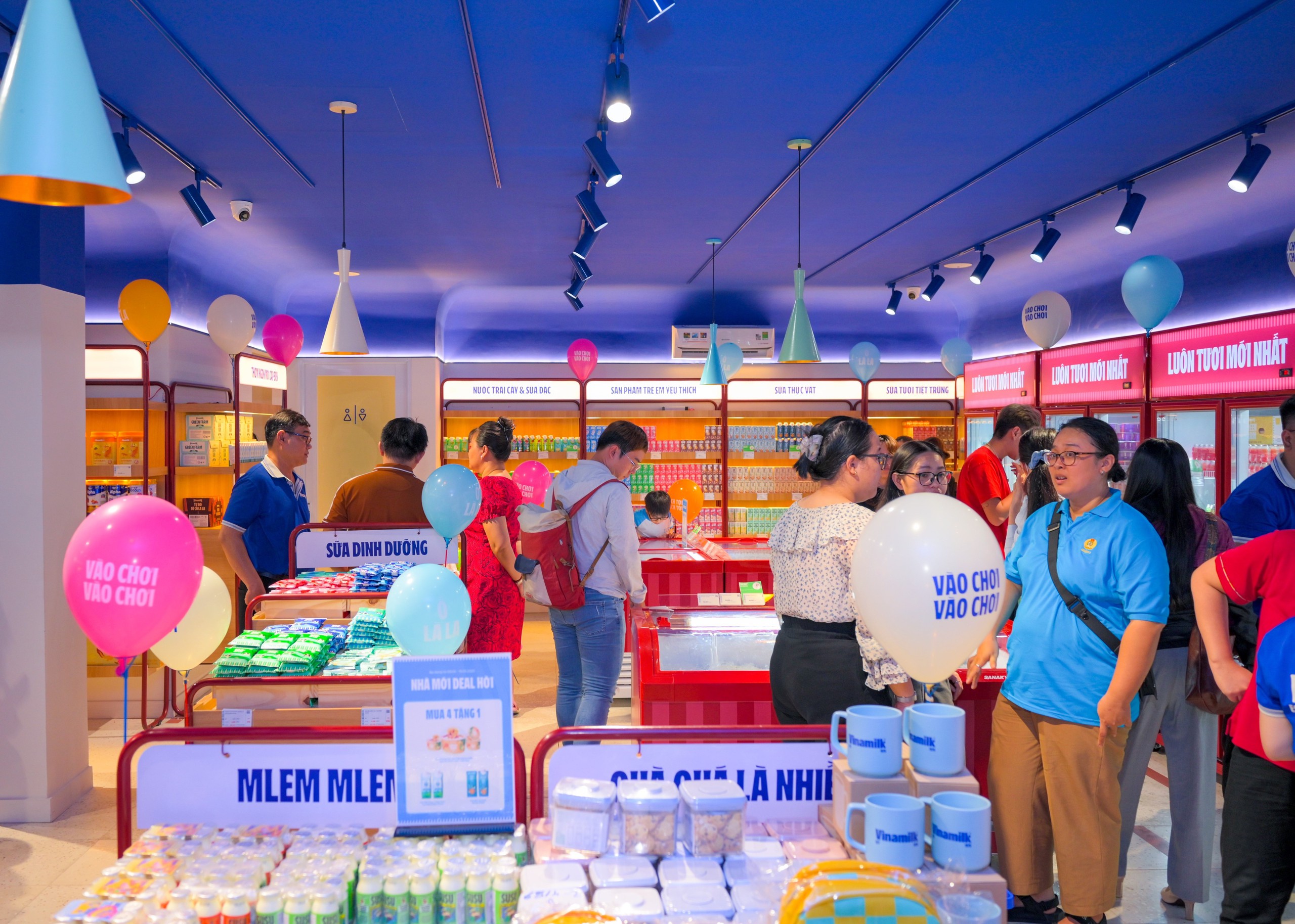 Các cửa hàng Vinamilk đã được thay đổi đồng bộ theo nhận diện thương hiệu mới. Ảnh: Vi Nam Các cửa hàng Vinamilk đã được thay đổi đồng bộ theo nhận diện thương hiệu mới. Ảnh: Vi Nam