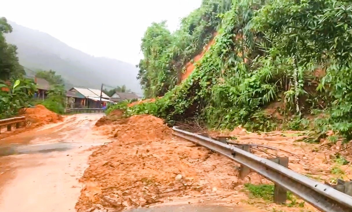 Mưa lũ ở Trung Bộ: Bộ trưởng Công an yêu cầu "cứu dân là trên hết, trước hết"- Ảnh 2. Mưa lũ ở Trung Bộ: Bộ trưởng Công an yêu cầu "cứu dân là trên hết, trước hết"- Ảnh 2.