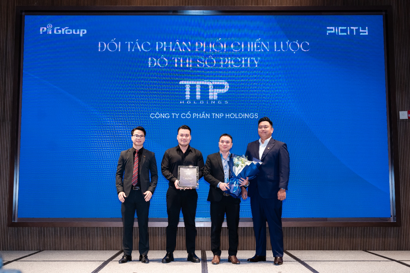 Pi Group và TNP Holdings ký kết phân phối chiến lược Đô thị số Picity- Ảnh 1. Pi Group và TNP Holdings ký kết phân phối chiến lược Đô thị số Picity- Ảnh 1.
