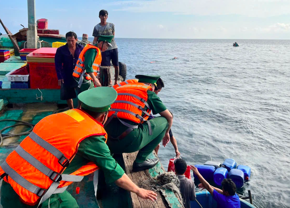 TP.HCM: Cứu 8 thuyền viên bị chìm tàu ngoài khơi Côn Đảo- Ảnh 1. TP.HCM: Cứu 8 thuyền viên bị chìm tàu ngoài khơi Côn Đảo- Ảnh 1.