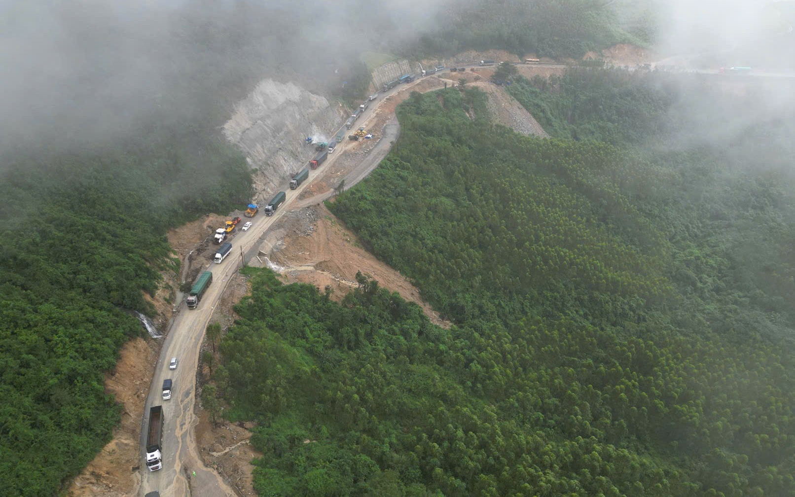 Chủ tịch Gia Lai: Cách chức lãnh đạo xã, phường nếu chủ quan để xảy ra tai nạn mùa mưa bão- Ảnh 5. Gia Lai: Rốt ráo xử lý sạt trượt đèo An Khê đảm bảo an toàn lưu thông mùa mưa lũ