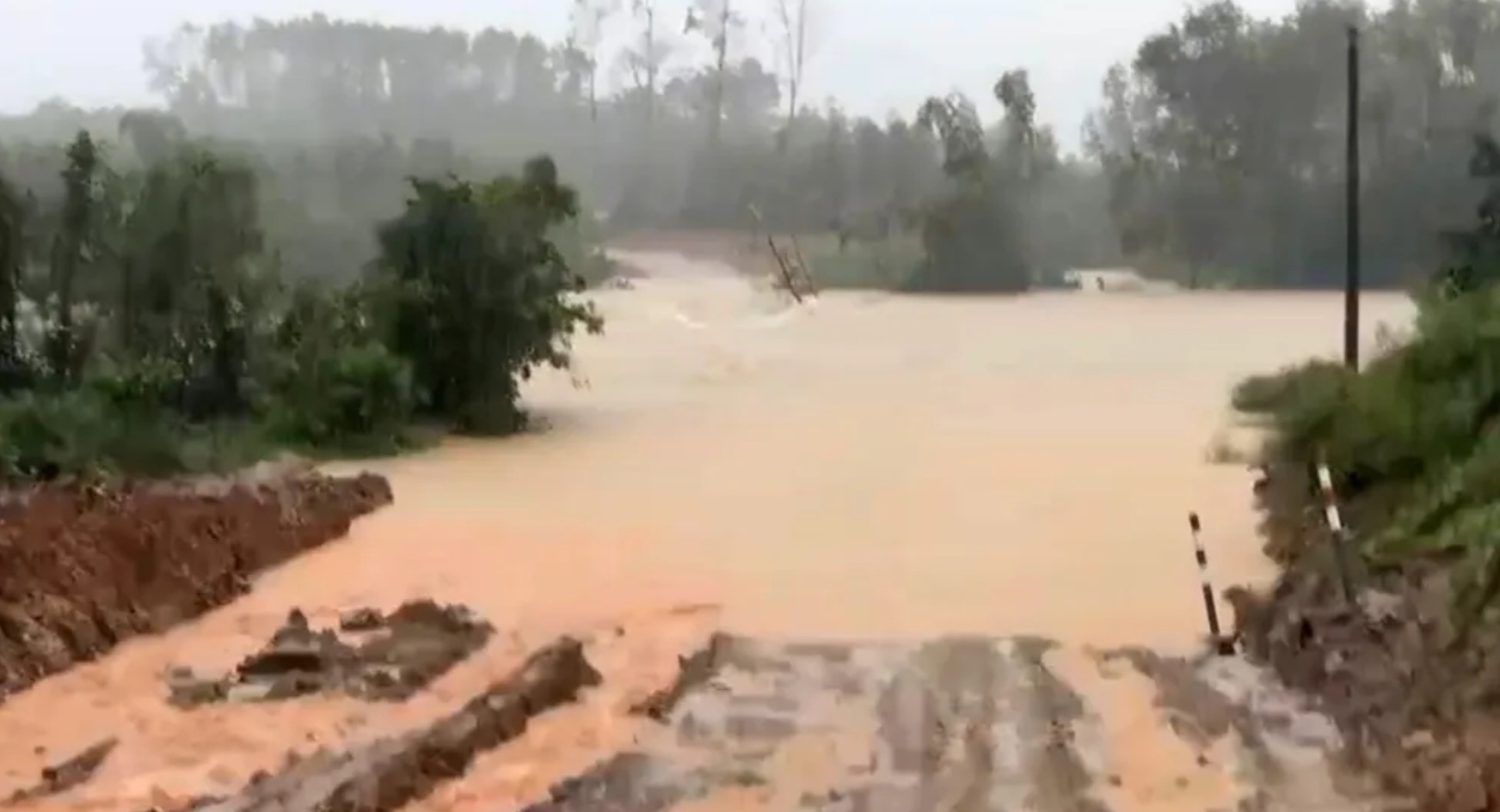 Hà Tĩnh: Mưa lớn suốt đêm, nhiều khu vực ngập sâu, đường ven biển sạt lở nghiêm trọng- Ảnh 6. Hà Tĩnh: Mưa lớn suốt đêm, nhiều khu vực ngập sâu, đường ven biển sạt lở nghiêm trọng- Ảnh 6.